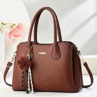 حقيبة جلد • حجم كبير • تفاصيل ذهبية