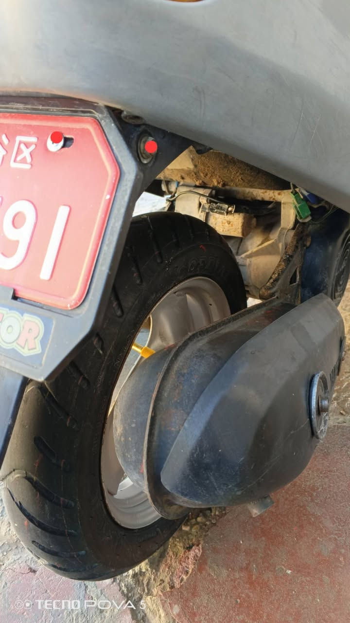 السلام عليكم للبيع بطه اخت الجديد نضافه فول مكفوله شاصي ومحرك كفرات ابلاديه شلعه فول كهربائيات كله شغاله هورن لايت أشاير سلف  بس نقصه باتري ضعيف  وقفل جنطه مكان كربلاء طويريج السعر 300 وبيه مجال الشراي يتصل ***********
