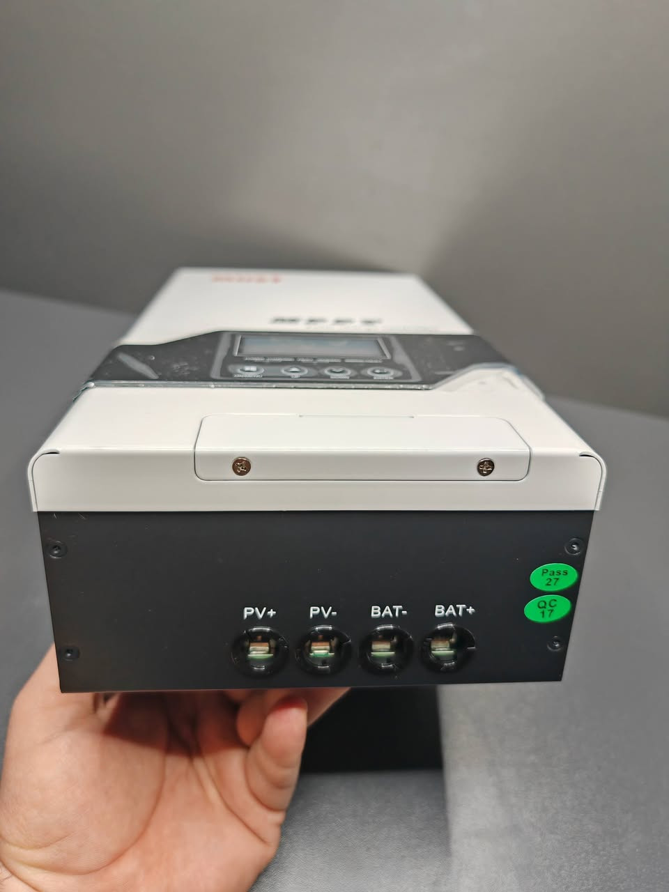 منظم شحن طاقة شمسية 80 امبير جديد غير مستخدم
متوفر منظم شحن طاقة شمسية ماركة MUST، يشتغل بهاي التفاصيل ادناه:
MPPT Solar Charge Controller 
Model Name: PC1800 
MD: PC18-8015F 
Rating Current: 80A 
Protection Degree: IP 20 
Battery Voltage: 12VDC/24VDC/36VDC/48VDC 
Min. Solar Voltage: 15VDC for 12VDC battery system 
30VDC for 24VDC battery system 
45VDC for 36VDC battery system 
60VDC for 48VDC battery system 
Max. Solar Voltage. 100VDC for 12VDC battery system 
145VDC for 24/36/48VDC battery system 
Operation Temperature Range:-10°C-55°C
البيع لاعلى سعر، تفضل خاص وانطيني سعر لان ما اعرف سعره للامانة 
يوجد توصيل لجميع المحافظات ***********
