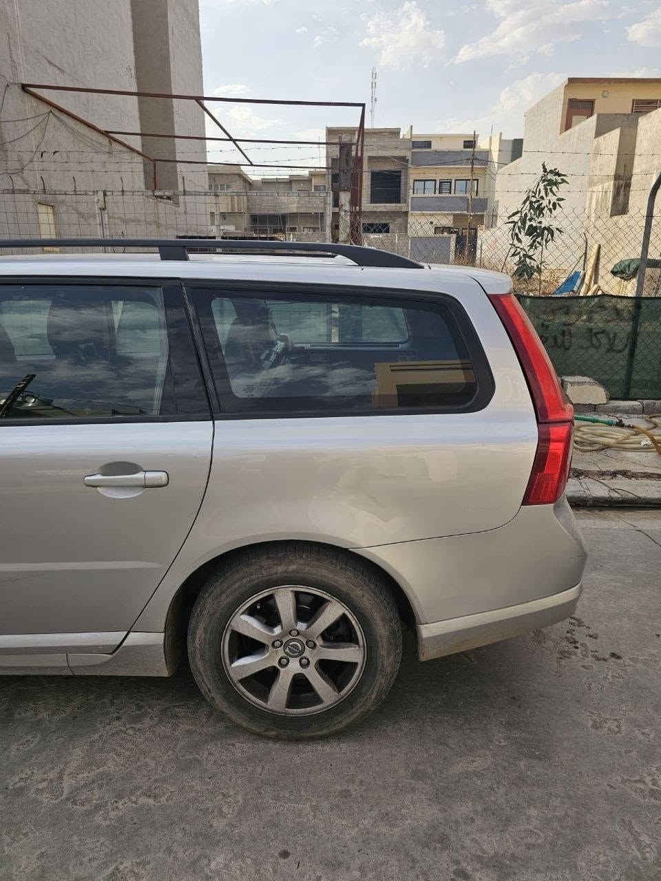 السلام عليكم  
 للبيع سيارة VOLVO  V70 
 محرك 5 سلندر 2500 تيربو  كير 7نمر 
السيارة ما ناقصة شي تبريد تدفئة كاملة رقم اربيل جديد وسنوية هزه جديدة مثل ما موضح بل صور 
السعر 90 وبيها مجال 
الاستفسار اكثر ***********
تايرات جدد(لاسا)
