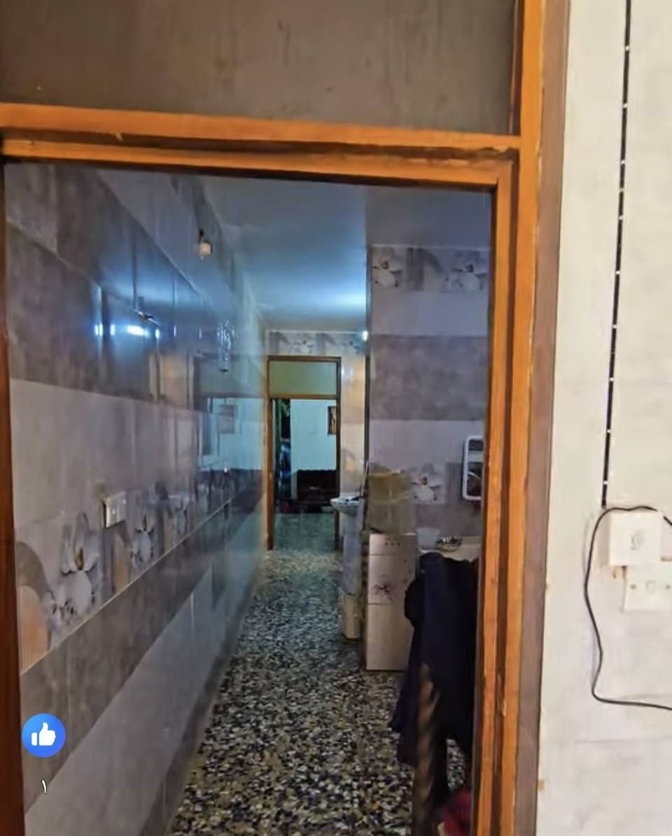 سلام عليكم بيت البيع مساحه ٧٥ متر طابو ملك صرف منطقة الانتصار مقابل مستشفى حماد شهاب طابقين مئجر حالين ٣٠٠ الف الاستفسار اتصل ***********
