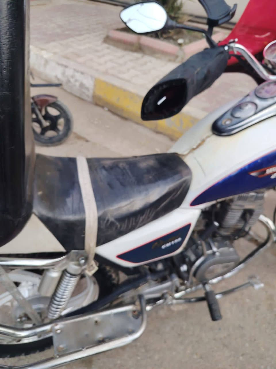 السلام عليكم شباب دراجة جني للبيع موديل 2017 اوراقهة كاملة كمرك مدفوع بس ترقم كلشي بيهة جديد ما بيهة اي نقص مكان ديالى المقدادية شارع  الاطفاء ***********
