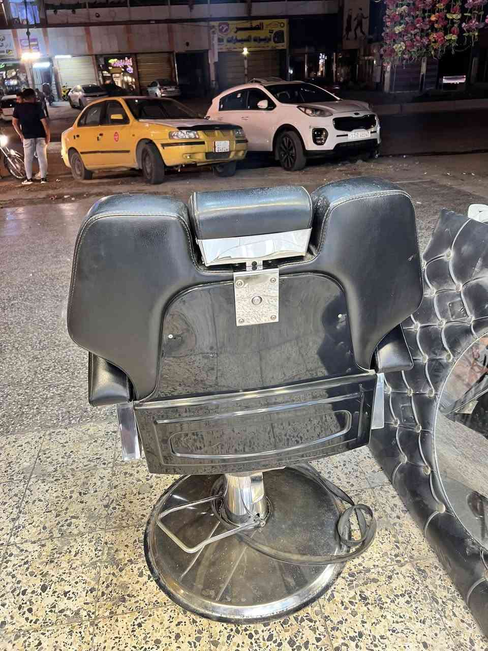 كرسي حلاقة
نظيف للبيع 
مكانة بغداد حي الاعلام 
***********
