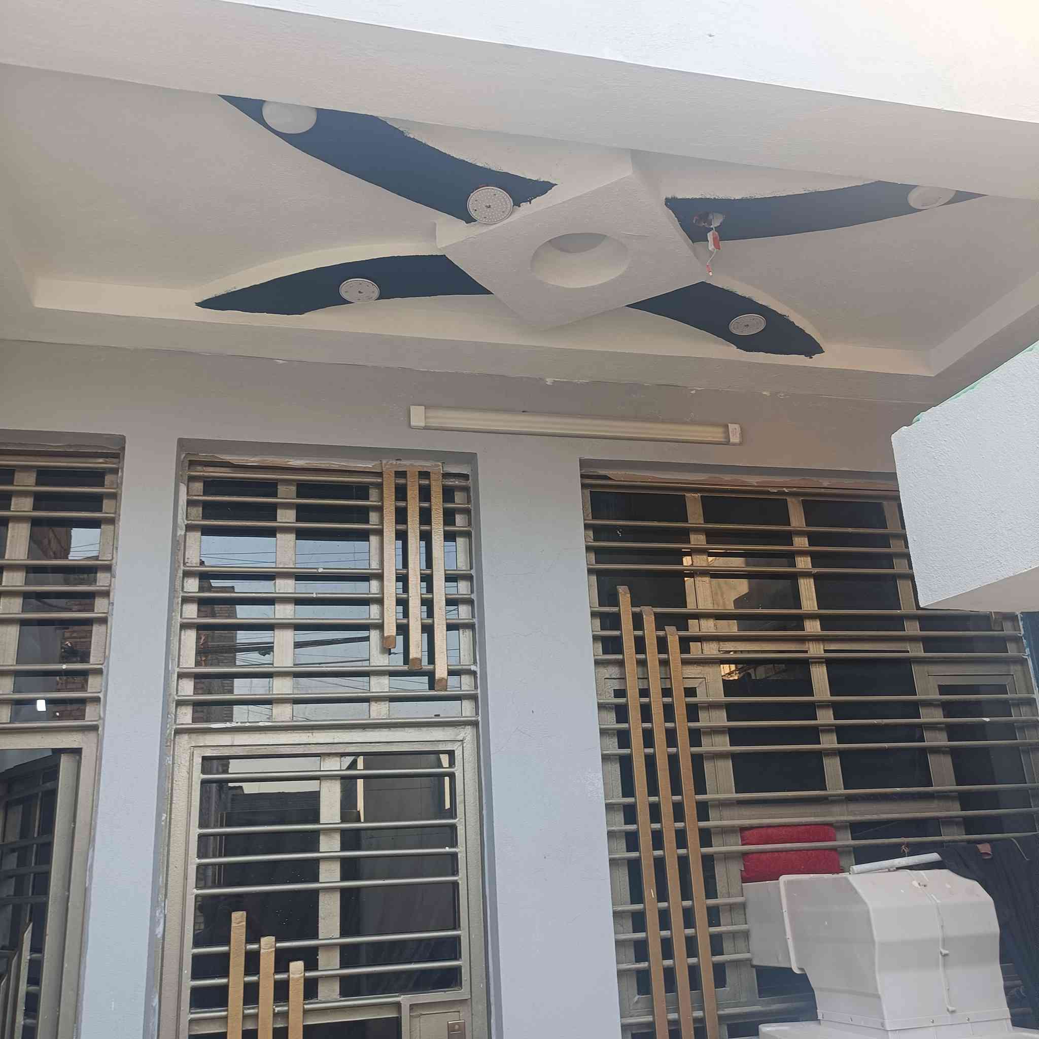 السلام عليكم بيت 100 متر للبيع
واجهيه، 4 و نص نزال 24 بناء 2024 بيت نظيف جداً،  الطابق الاول كامل و الثاني بناء صاعد للرباط ناقص فقط سقف. يحتوي بناء الاول على حمام معزول عن صحيات خارجيه، مع حمام داخلي، مع استقبال و غرفة نوم و حولي و المطبخ بداخل الترك، المكان الحسينية مسقط شارع عقيد علي و قريب على المستوصف
السعر 65 و بيه مجال قليل للخيرين
رقم الهاتف، *********** يوجد واتساب
