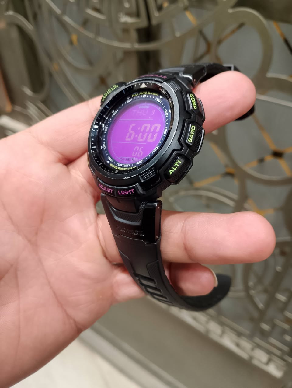 Casio Pro Trek PRG-110C-6. 
اهم مميزات ومواصفات الساعة 
  (Tough Solar): تعمل الساعة بنظام الشحن بالطاقة 
•مستشعر ثلاثي (Triple Sensor): تحتوي على مستشعرات للاتجاه (بوصلة رقمية)، الارتفاع (مقياس الارتفاع)، والضغط الجوي (مقياس الضغط الجوي). 
•قياس درجة الحرارة: يمكنها قياس درجة حرارة الجو. 
•مقاومة الماء: مقاومة للماء حتى عمق 100 متر. 
•إضاءة LED: مزودة بضوء LED مزدوج للشاشة الرقمية والوجه الأمامي. 
•وظيفة توفير الطاقة: تصبح الشاشة فارغة لتوفير الطاقة عند ترك الساعة في الظلام. 
•مميزات أخرى: تتضمن ميزات مثل التوقيت العالمي، ساعة إيقاف، منبه، تقويم تلقائي كامل، وعرض شروق وغروب الشمس. 
•التصميم: تأتي بهيكل دائري وحزام من الراتينج


**إذا كنت صاحب هذا الإعلان وتريد حذفه لأي سبب، رجاءا أرسل رسالة إلى الدعم الفني**