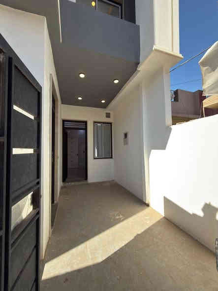 بيت ملكي 🏠 للبيع في البكر موقم مميز 

بناء فول هندسي 2025 سند طابو الزهور 

مساحه البيت 100 متر واجها6متر

يحتوي البيت ع استقبال وهول وغرفه نوم 🛌 ومطبخ وصحيات ومناور وكراج سيارة 🚘 

طابق ثاني هول و 3غرف نوم 🛌 وصحيات ومناور وبلكون وبيتونه 

يحتوي البيت ع 

نظام كاميرات 🎥 

نظام غسالات 

نظام سبالت 

نظام دكتات 

نظام دشات 

للاستفسار عن سعر البيت الاتصال على الرقم 

***********.
***********
