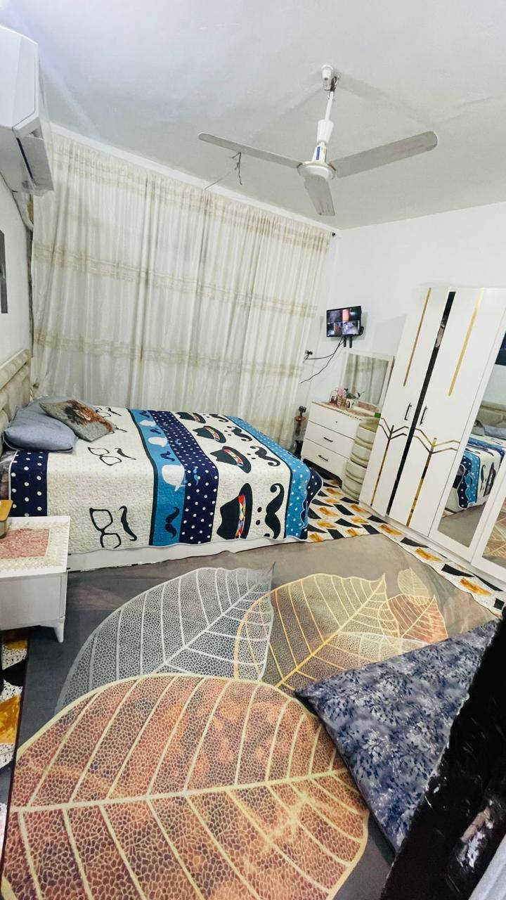 ٢٢٠ متر  بناء طابوك يحتوي على
غرفتين جوه وصاله واستقبال ومطبخ وطارمه ٧٠ متر  والطابق الثاني غرفه ٨ في ٤
وسند ٢٥ وسهم بأسم راعي الارض ماء ومجاري  والكهرباء كله يم الباب 
حي الامامين قرب شارع الحداد
سعر ١٨٠ وقابل للتفاوض
***********
