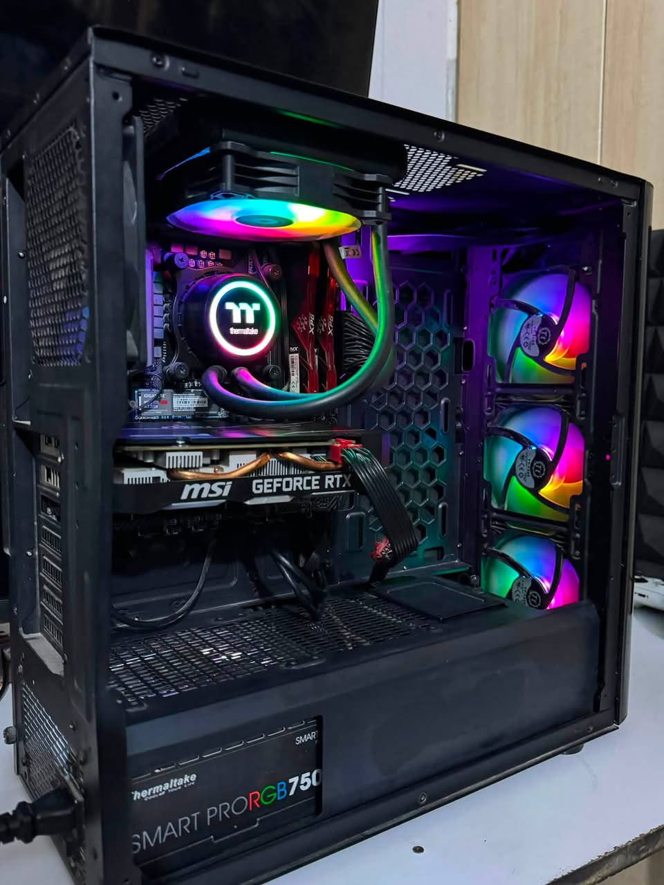 للبيع PC Gaming احترافي بحالة ممتازة
المواصفات:

CPU: Intel Core i7-9700K
GPU: MSI GeForce RTX 2060 SUPER 8GB
Motherboard: MSI MAG Z390M MORTAR
RAM: 16GB XPG DDR4 3200MHz
Storage: 1TB NVMe M.2 SSD
Power Supply: Thermaltake Smart Pro RGB 750W (80+ Bronze)
Liquid Cooler: Thermaltake Water 3.0 120 ARGB Sync
Case: Thermaltake RGB

الجهاز استخدام شخصي ونظيف جداً، ما بي أي عطل أو ملاحظة، وجاهز للفحص والتجربة جنت استعملها للمونتاج والبثوث 

مواصفات الشاشه :
SOONAA 
165 Hz 
27 inch 
مقعرة

السعر 900 الف عراقي
 مكاني بغداد ومتوفر توصيل لجميع انحاء العراق 
للاستفسار ***********
