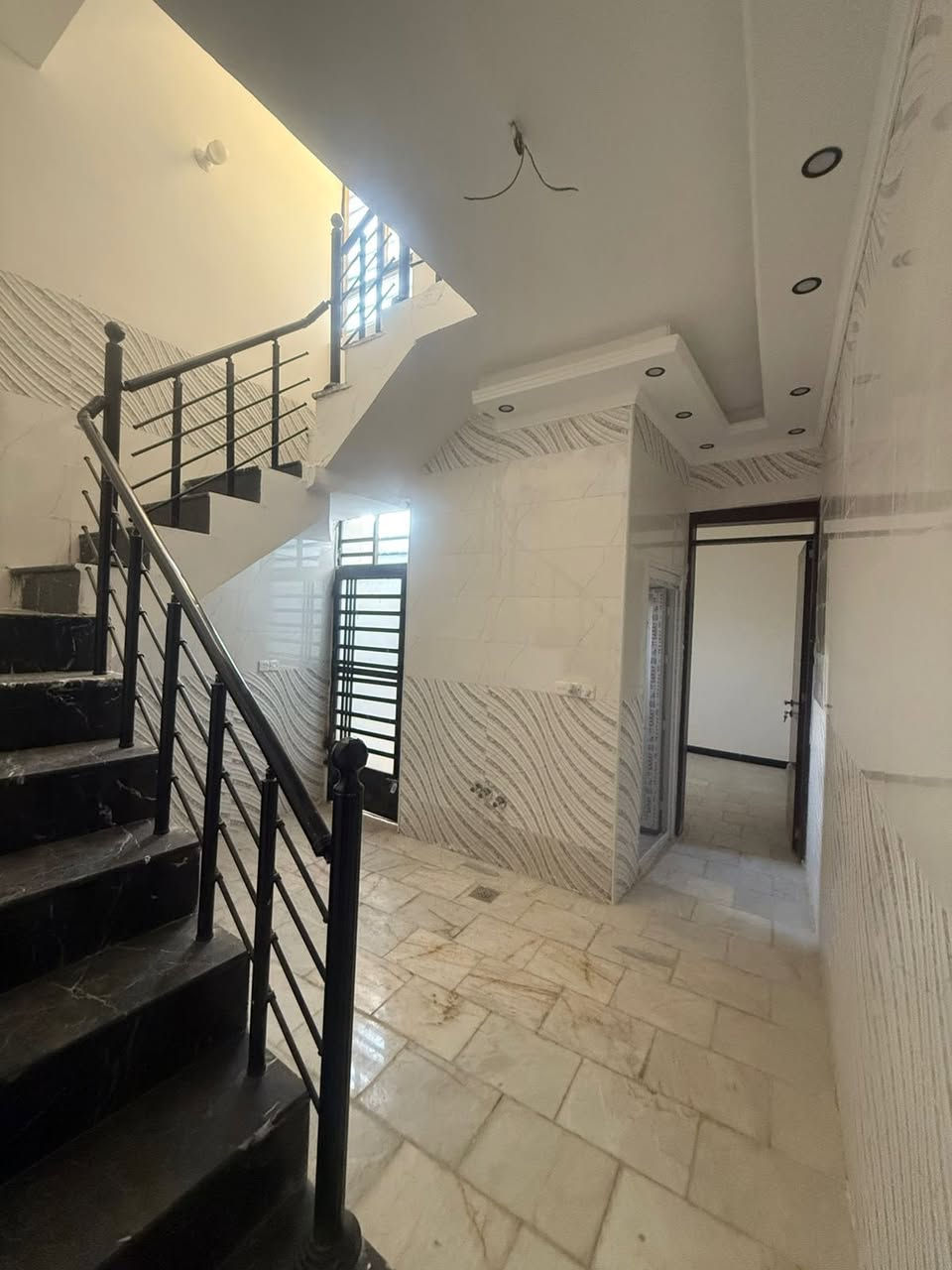 منزل ثلاث طوابق للبيع ✅
المساحه 50م 
الواجهه 4م 
النزال 12.5م 
الموقع البنوك حي التربيه خلف شارع النداوي 
يحتوي على 4 نوم 
سنه البناء 2026 زيرو 
للاستفسار 
***********☎️
