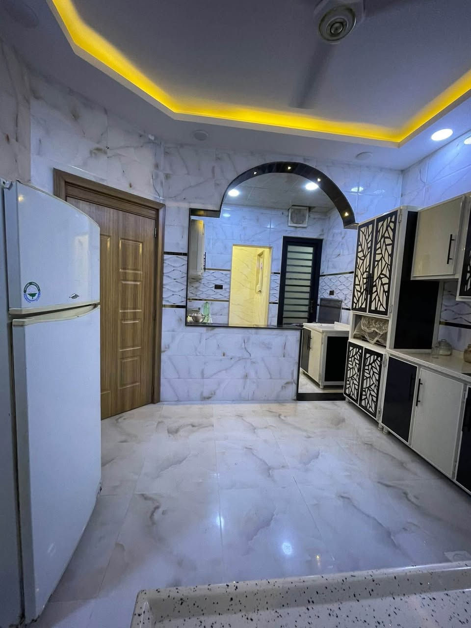 السلام عليكم
#عروض_عقارات_البدوي 
دار للبيع حي الصديق 
مساحه ٢٠٠ متر واجها ١٠ متر 
شارع تبليط ١٢ متر واتجاه الدار جنوب غربي 
يتكون من طابقين ٦ غرف نوم  مع خدمات بالطابقين 
سنه البناء ٢٠٢٤ 
للاستفسار مراجعه مكتب البدوي او الاتصال بنا 
*********** /***********
