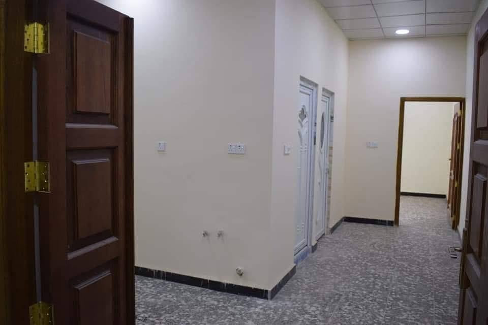 شقة جديدة للايجار طابق ثاني في الحيانية الشارع العام قرب شارع الحسينية مقابل الجمعيات مقابل مدرسة الوثبة تحتوي على غرفة نوم وصالة ومطبخ وصحيات مجهزة بالماء مع سخان وماطور وخزان وكافة التجهيزات الكهربائية الايجار 300 الف الاستفسار على الرقم ***********
