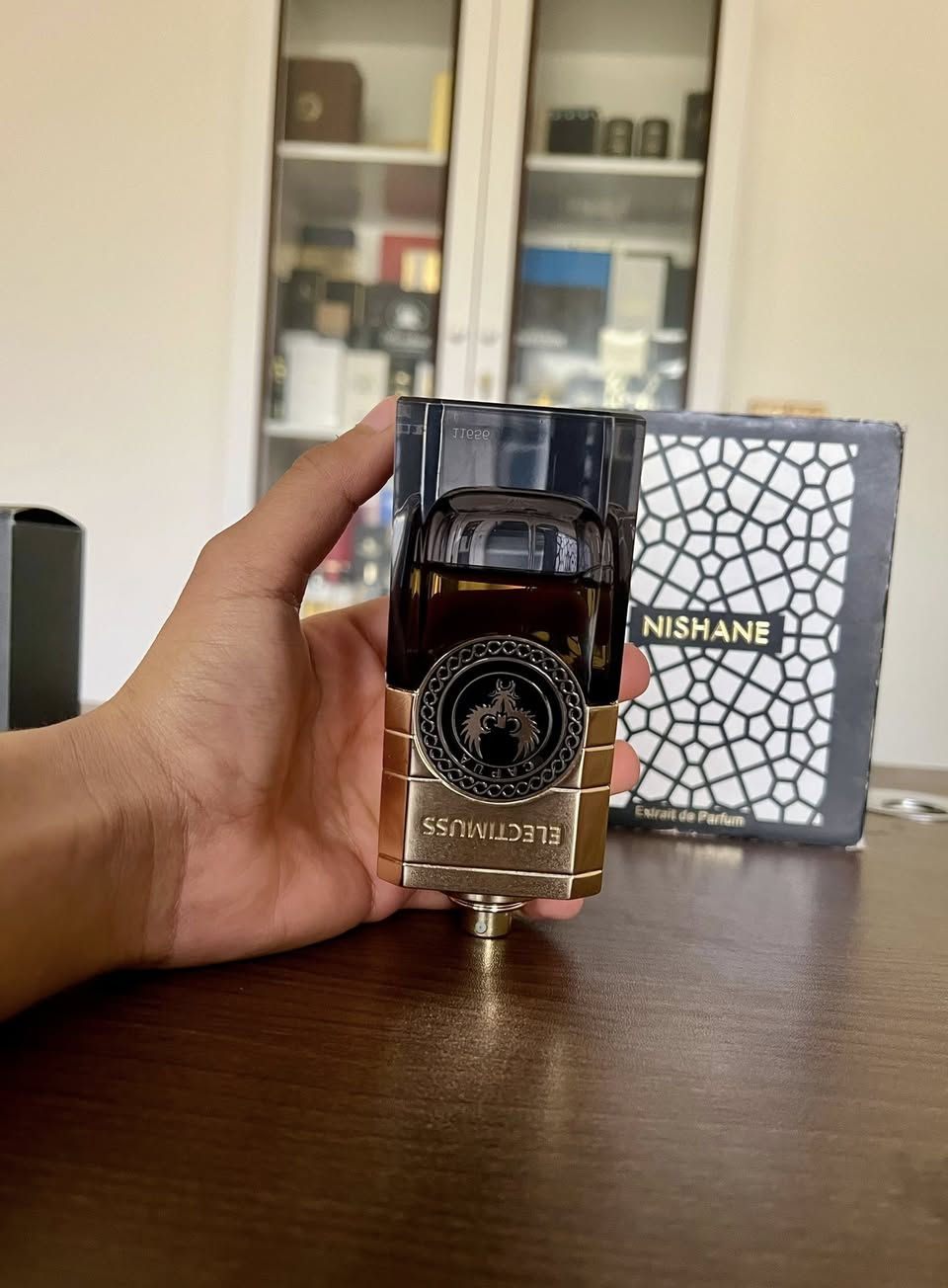 1. عطر Nishane Hacivat 
عطر "نيش" تركي فاخر جداً ومعروف بقوة ثباته التركيز: إكستريت دي بارفيوم (Extrait de Parfum)، وهو من أعلى مستويات التركيز والثبات.
الحجم:(ml100)
ينصح استخدامه في: الصيف، الربيع، والخريف
الإصدار الأصلي "Hacivat" الذي صدر عام 2022
السعر:150$

2. عطر Electimuss Capua من إلكتيموس

عطر "Capua" ضمن مجموعة Nero Collection.
• التركيز: مستخلص عطر (Pure Parfum / Extrait) بتركيز يصل إلى 25% أو أكثر، مما يجعله قوياً جداً.

ينصح استخدامه في: الشتاء والخريف.
الحجم:(100ml)
السعر:130$


**إذا كنت صاحب هذا الإعلان وتريد حذفه لأي سبب، رجاءا أرسل رسالة إلى الدعم الفني**