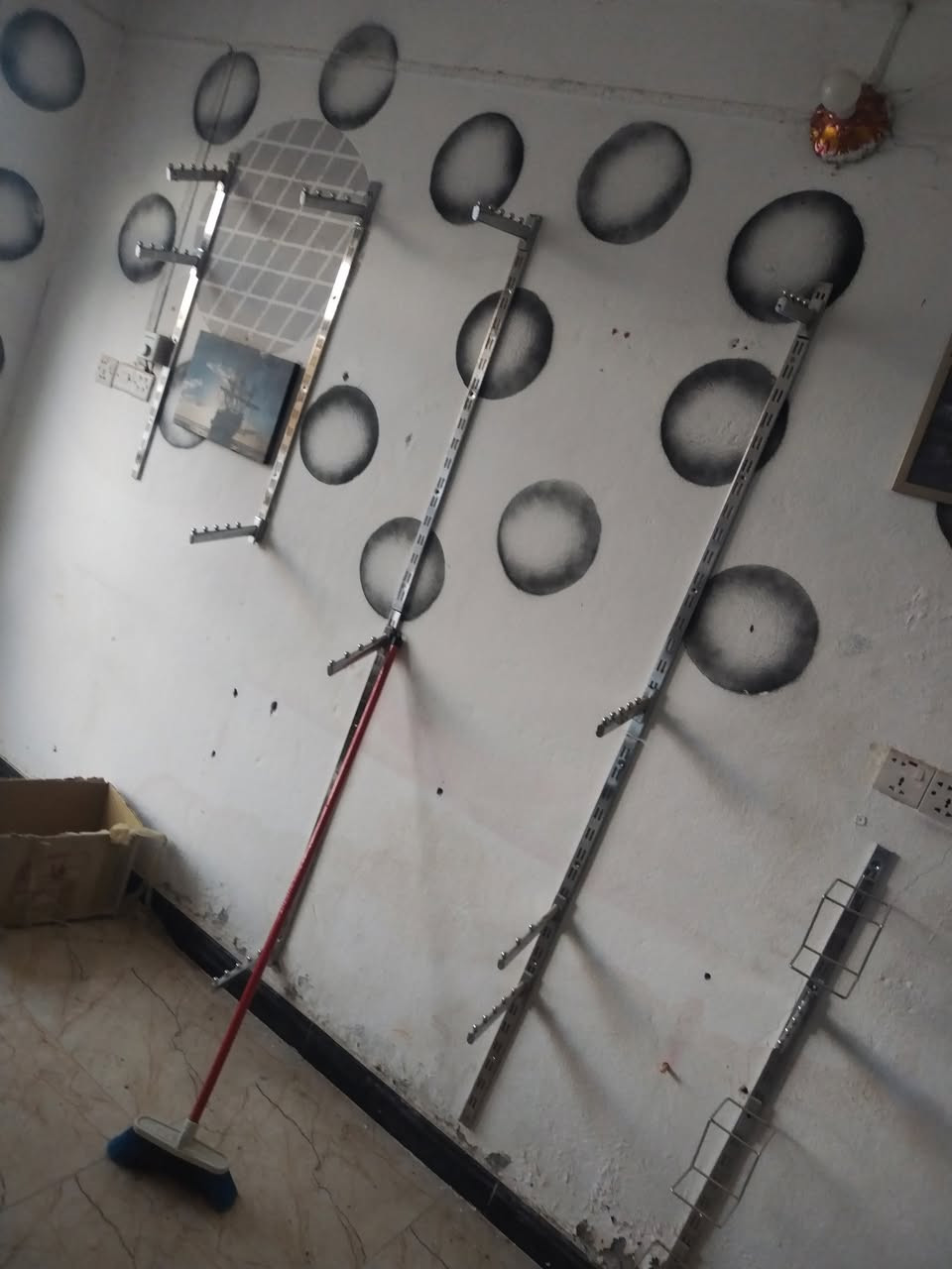 رفوف وحمالات ملابس استعمال قليل
للبيع السعر خاص او الاتصال على الرقم ***********
