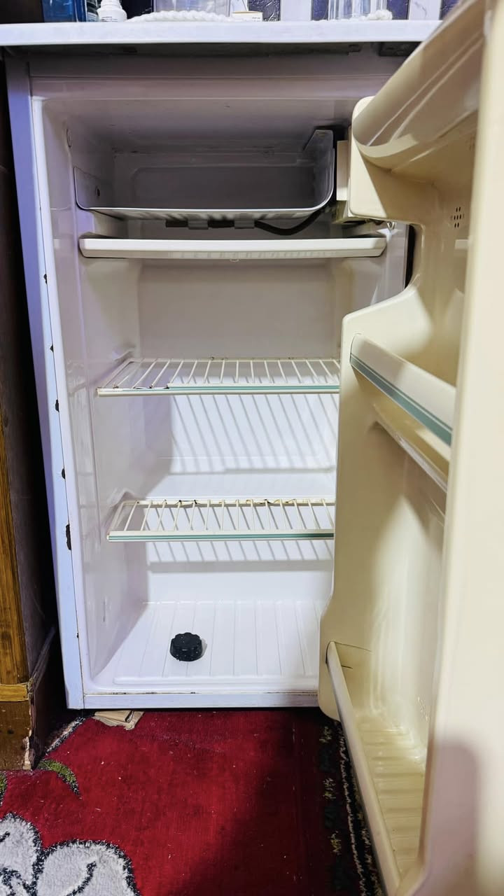 سلام عليكم 
ثلاجه اصغيره للبيع نظافه 90‎%‎
مكان حي الموظفين 
سعر 40
***********
