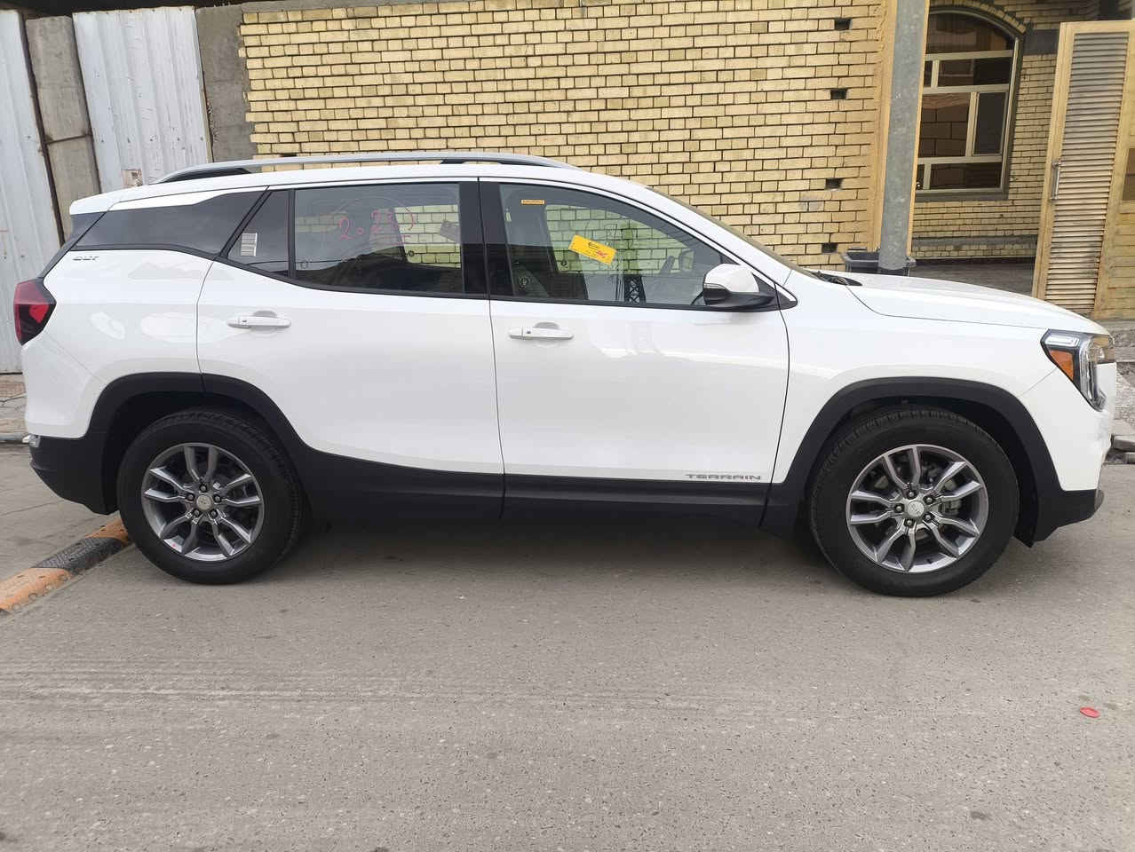 السلام عليكم GMC تيران فول الفول جديده فتحات بالسقف وداخل رصاصي فاتح فول وكل المواصفات موجوده بيه موديل 2023 البدي كفاله عامه داخله تقرير مياه امطار شرط الفحص برغي مامفتوح بيه فحص موقت بدون رقم تترقم جميع المحافظات السعر 200$ وبيه مجال الاتصال على الرقم ***********
