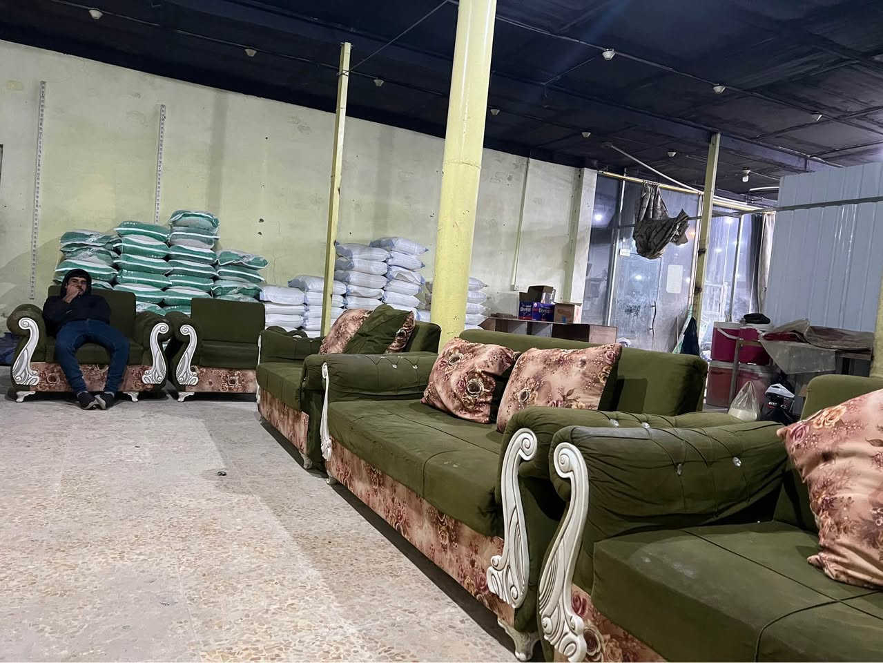 ميز طعام سلايد نضيف مع 6 كراسي مابي ضرر يتزغر ويتكبر واتخم 10 نفرات ويا كوشات 225 واكو توصيل 🚚 *********** وات ساب النجف, العراق
