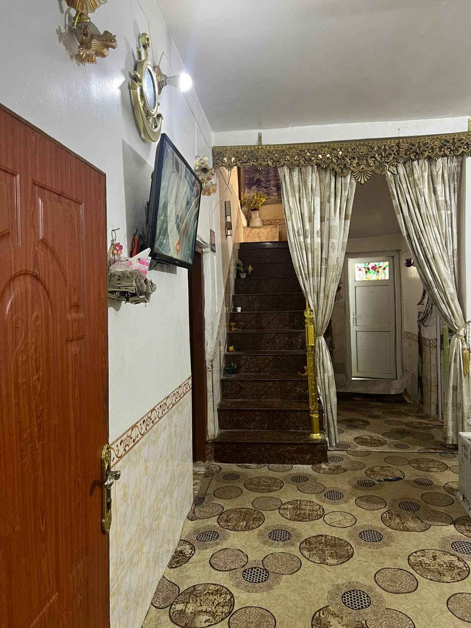 للبيع بيت ملك صرف مساحة 145 متر بدايه المدخل مترتين وربع حمام وصحيات يمها استقبال ورا استقبال صاله وغرفه نوم بلصاله فوك غرفه مطبخ جبير وصيحات داخل البيت مناور داخل البيت  العنوان كربلاء المقدسه حي الغدير مقابل مستشفى جهاز الهضمي العتبه اول شارع *********** قل من طرف المندوب عقار ابو جعفر هاي امانه الله عندك
