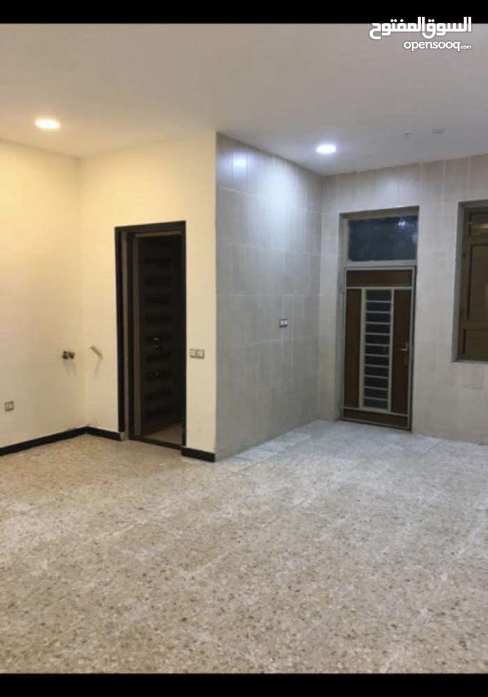 شقة طابق ارضي للايجار التجاري - تصلح مكتب او عياده - في اليرموك - على الشارع التجاري - قرب جامع
الداخليه - تتكون من غرفه وصاله وصحيات ومطبخ - لها باب خلفي يطل على سكة القطار (زنجيل) الايجار 900 الف دينار شهرياً للاستفسار ***********
