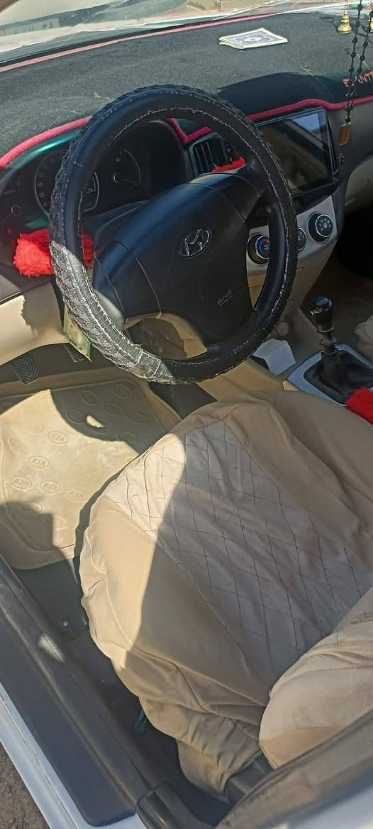 افانتي 2009 السياره مكفوله
بيها بارد براس الجاملغ شي قليل السياره كير عادي محرك 1600 السعر 90 وبيها مجال قليل ويرهم مراوس عل سني 
***********
