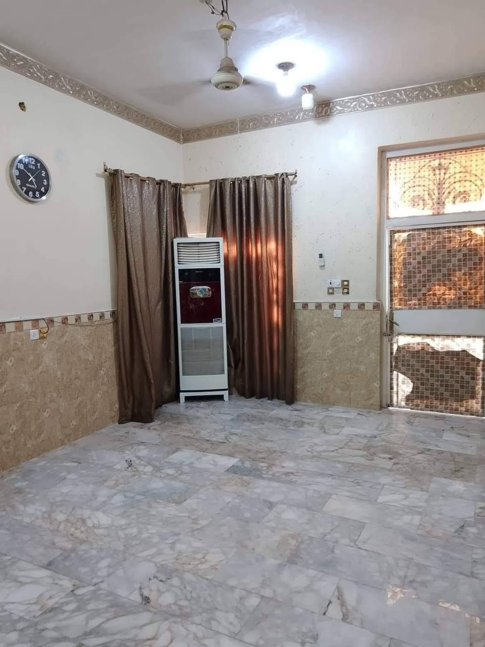 دار للبيع طابو صرف مساحه 150متر بل ثوره خلف مجمع حور العين بناء حديث الطابق الارضي غرفتين صاله مطبخ استقبال صحيات مناور الطابق الثاني شقه معزوله عدد الغرف 3صاله صحيات البيت بناء حديث جميع الخدمات الشارع تبليط السعر خاص البيت تحفه
دار للبيع طابو صرف مساحه 150متر بل ثوره خلف مجمع حور العين بناء حديث الطابق الارضي غرفتين صاله مطبخ استقبال صحيات مناور الطابق الثاني شقه معزوله عدد الغرف 3صاله صحيات البيت بناء حديث جميع الخدمات الشارع تبليط السعر خاص البيت تحفه  رقم الهاتف *********** واتساب
