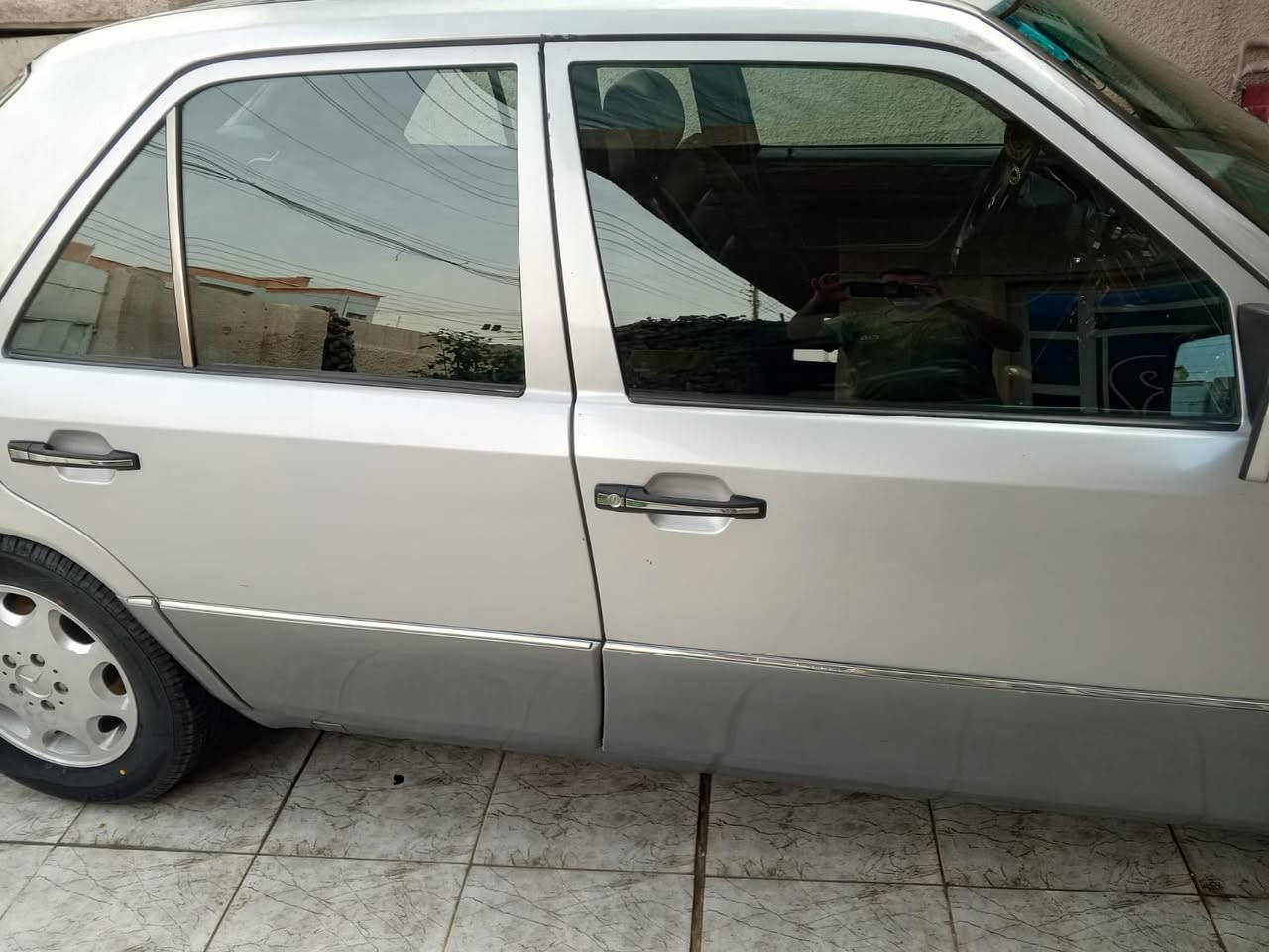 السلام عليكم 
للبيع فقط 
مارسيدس دب بيبي شبح e320 موديل 1994 اصل
رقم بغداد مشروع وطني باسمي تحويل مباشر
محرك بلادي خراطيم 6 سلندر ، كير D4 
سيارة جداً نظيفة وكلها بلادية مملعوب بيها 
محرك كير حدادية والكهربائيات كلها ممتازة  
تبريد جداً ممتاز 
دبل ايرباك 
عداد سرعه 260 كم 
كروز سرعة 
تخم تاير جديد قبل سبوع شادهن
كشنات جلد  تحكم كهرباء 
بردة خلفية كهرباء 
اريل كهرباء 
مراية جانبية كهرباء
جام 4 كهرباء
ستيرن كهرباء
سنتر لوك 4 ابواب 
سلايد طكتين 
قواعد دبل بلادية 
ويل كب تفاحة بلادي
مكاني بغداد السيدية  
السعر 88$  مجالها شي بسيط 
***********
