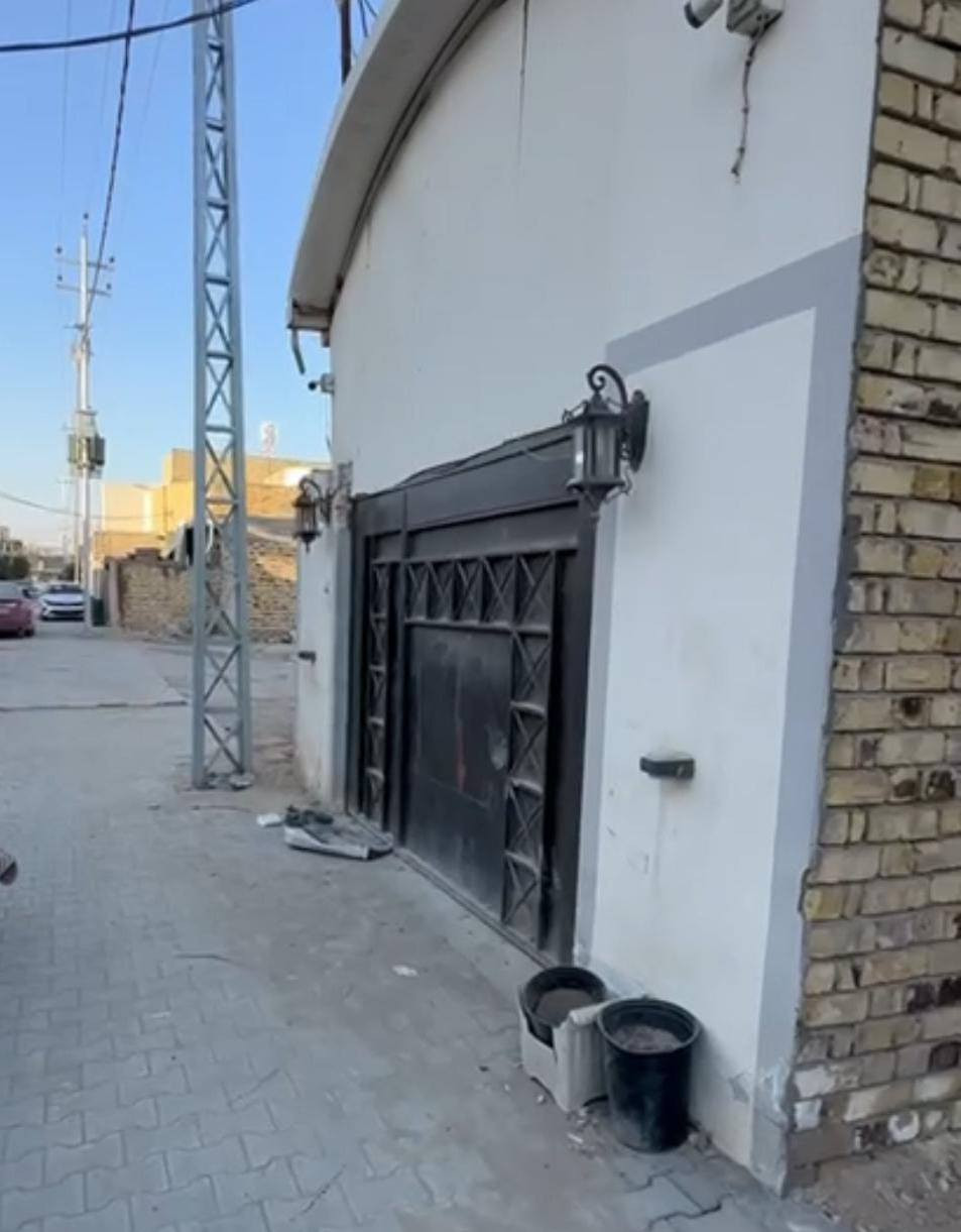 دار للبيع المساحه 100متر بناءً درجة اولى طابو زراعي سند 25 قرار محكمة قريب جدا على شارع رئيسي بناء طابوق نهروان أساس كونكريت سقف كونكريت طابقين الاول غرفة نوم وصاله واستقبال ومطبخ وصحيات الثاني عرف نوم وصاله نجف كوفه شارع المطار السايدين. شارع المقرنص 
‏ملاحظة (توجد كافة المساحات والقطع والدور السكنيه ) 
‏(( للاستفســار مكتب_النور للوساطة_العقارية)
‏عنــوان المكتب : شارع المعمل بداية شارع المطار السايدين الجديد للاستفسار اتصال على الرقم. 📞 // ***********// يوجد تطبيق واتساب
‏
