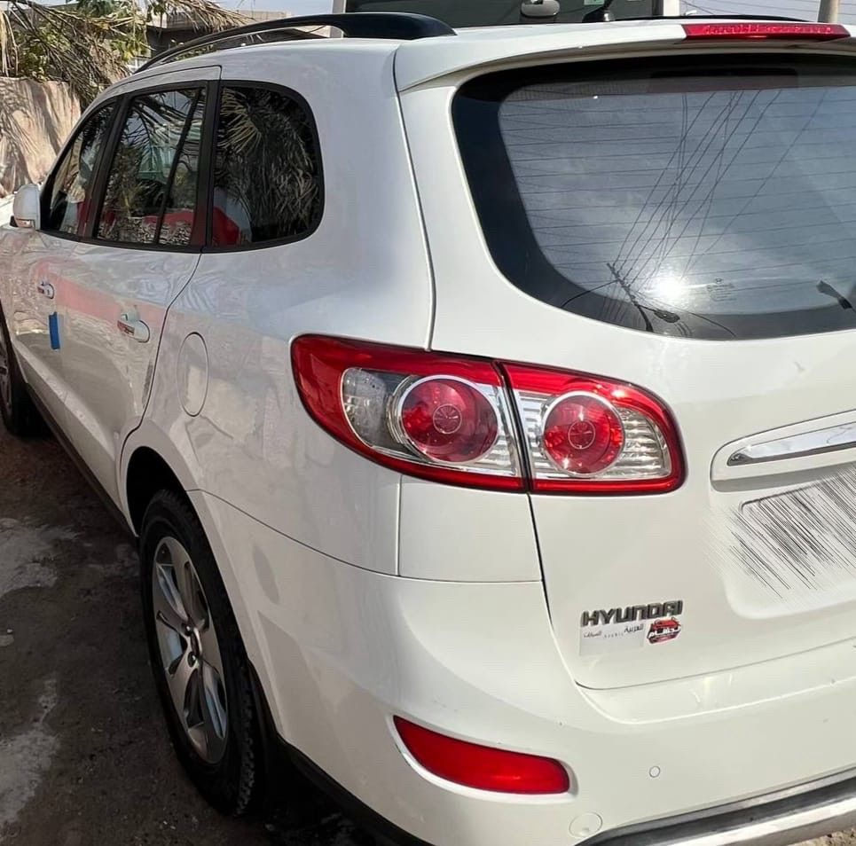 السلام عليكم هونداي سنتافي 
موديل 2012 
السياره فول مواصفات 
تشغيل بصمة معروفه الفول مواصفات 
سنوية مجدده لل2030 هزه فحص جدد 
السياره كفاله عامه ماعدا المحرك مفتوح 
السعر 158 وبيه مجال قليل مكان السياره البصرة الهارثة
***********
