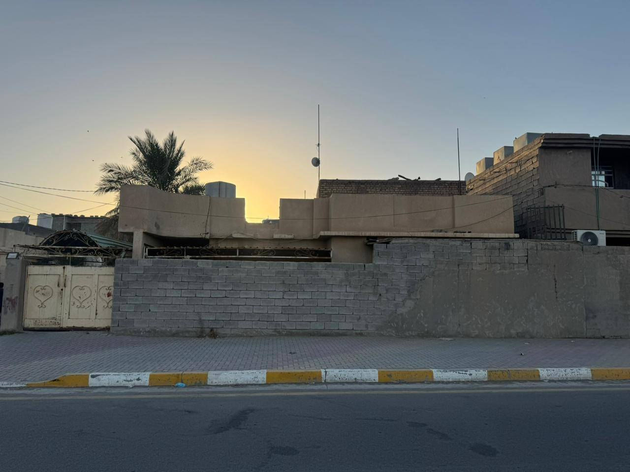 السلام عليكم بيت للبيع مساحة 184  متر واقع حال 200 متر
والواجهة 16 ونزال 11 ونص
البيت
طابق واحد
واستقبال
هول 
 غرفة نوم وحدة
صحيات
وحمام
وحديقة
وكراج سيارة
موقع البيت التحرير شارع الـ 160
رقم الهاتف ***********
