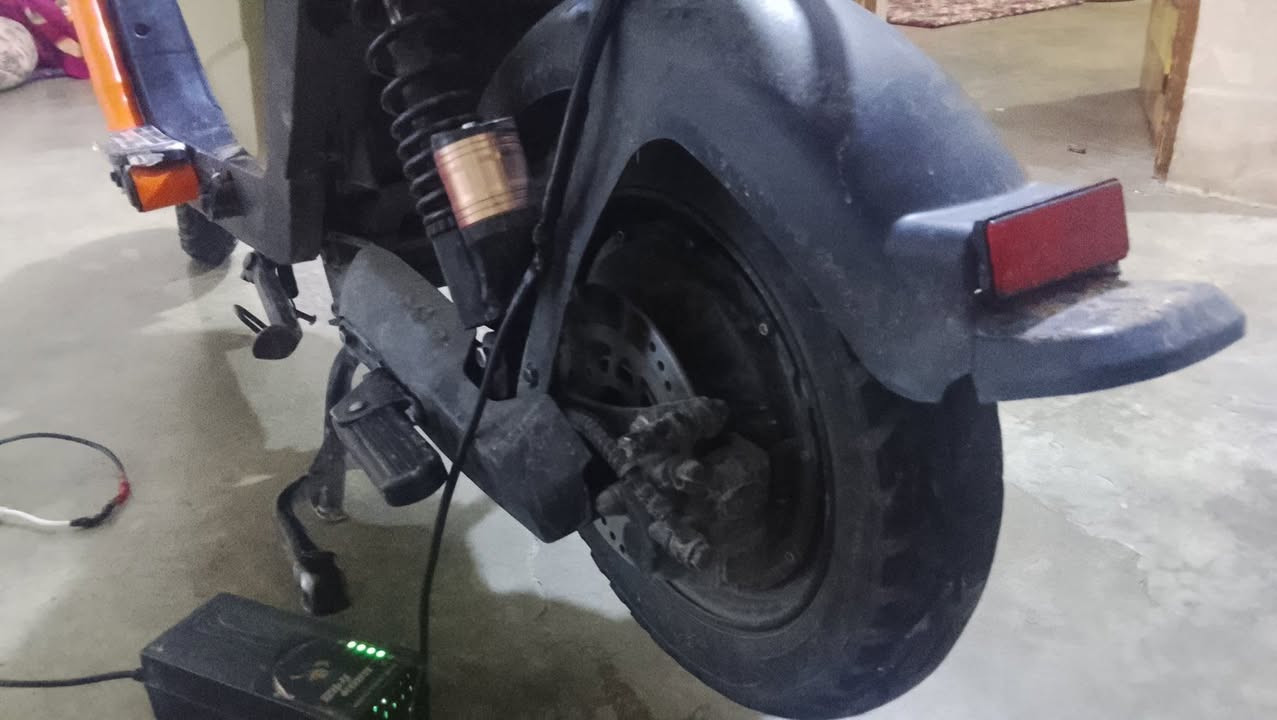 سلام عليكم شباب دراجه لبيع موديل 2025 كل عيب مابيها سرعه كير الاول 55 كير الثاني 75 كير الثالث 99 اشاير كله شغال ابريكات شغال بلاتوث شغال صوت عالي بطاريه شرط 
عل مفتاح نوع اف 918 نوعيه مرغوبه ابيع او مراوسه 
سعر 400 او بي مجال مكاني كركوك قدسيه الثانيه شارع ابو وليد رقم الهاتف *********** شراي اتصل عل رقم او تعال خاص تحياتي للجميع
