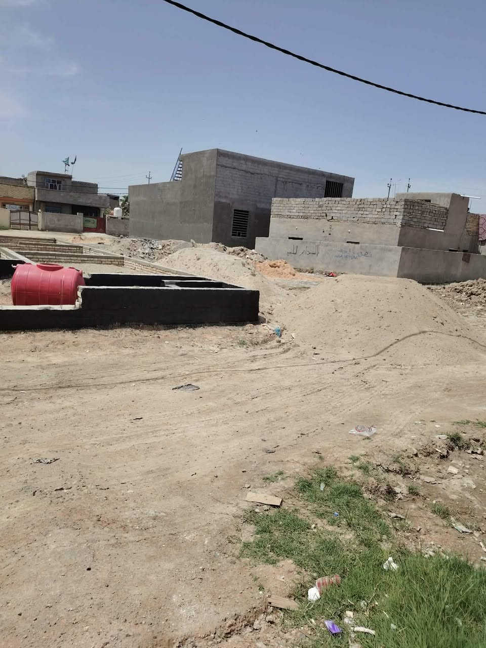 قطعة ملك صرف 150 متر الحصوة حي الاعلام بيها بتلو بناء مرتب حيل السعر 25  مليون نهايتها موقع مرتب وقربية من الشارع بداية حي الاعلام للاستفسار ***********
