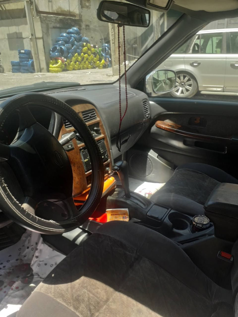 نيسان يد فندر  موديل ٩٩ طرف ثلاث بيه مكينه  ضعف عرضها ٤٥ بيه مجال رقم هاتف ***********
