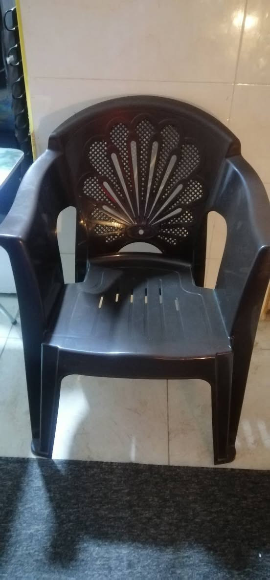 كلهن ب ٢٥ قفل ومن النهايه
 سلة مواعين ( فارغه) و ميز طعام صغير وكرسي بلاستك
للتواصل واتساب ***********
