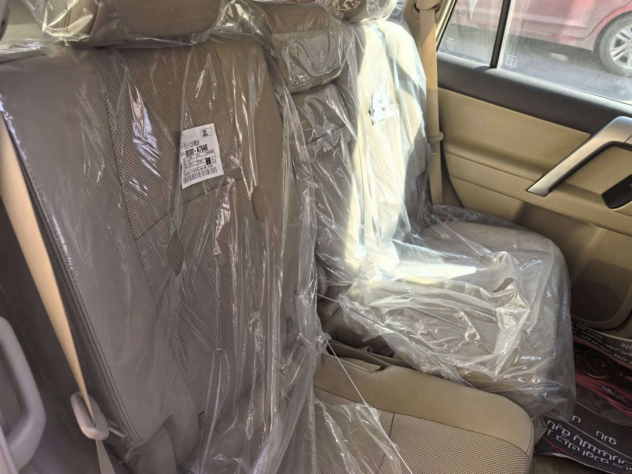 للجناي 
برادو vx  ابيض اللون معروفة المواصفات . مال بيت 
السيارة مغلفة ppf  حماية وكذلك عازل حراري للزجاج .كلفة ١٤٠٠$ضمان ١٠سنوات.
السيارة مال بيت خالية من التصليح البارد والصبغ فقط رصعتين اثر الحصو وتكحيل قليل .
ماشية ٥٠. الف كيلو مع سنوية جديدة واطارات جديدة .
السعر ٤٣٠٠٠$
***********
