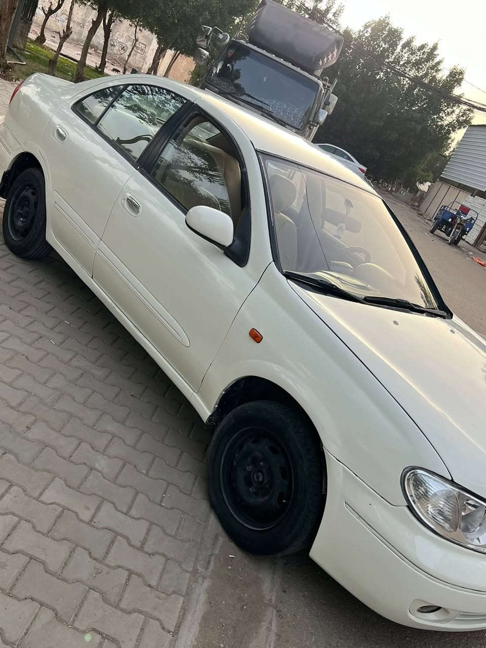 نيسان صني ياباني موديل 2005 سياره كير اوتماتيك. رقم بغداد أنكليزي سنويه بسمي مجدده 31 وهزه جديده سياره حلوه وجاهزه مكينه حلوه حداديه حلوه السياره جانت بسمي رقم صدامي وحولته أنكليزي مكفوله من الضربه القويه صبغ عام جماليه السعر70وبيه  مجال الاستفسار *********** او ***********
