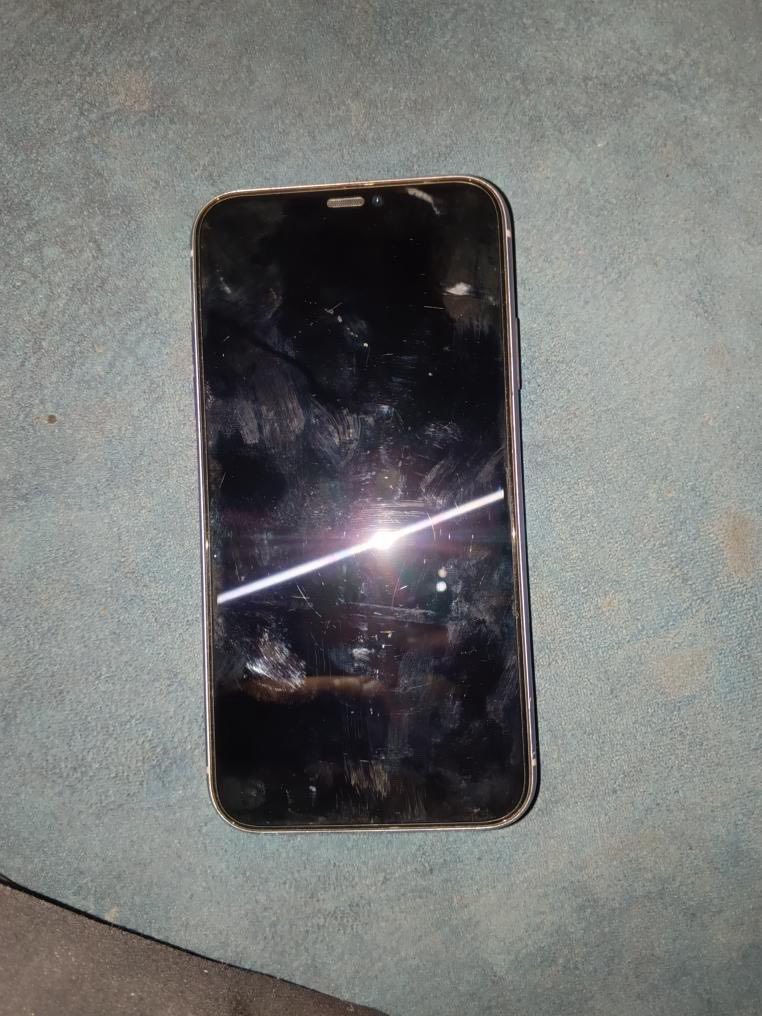 آيفون 11 ل البيع السعر 190 وبي مجال بطاريه  77مدل شاشه مدينه الصدر  ***********
