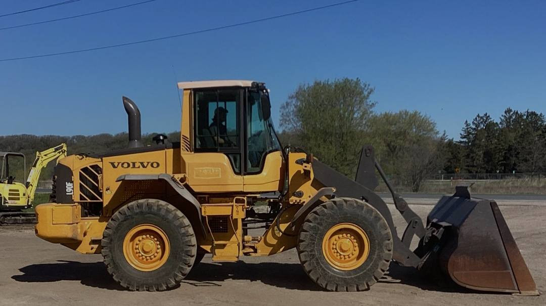 VOLVO L90F
سنة التصنيع 2008
عدد ساعات العمل22900
الشفل مكفول من الاعطال الكهربائيه والميكانيكيه 
موقع الشفل اوربا 
السعر 27000$
للاستفسار التواصل خاص او واتس اب 
+31657116376


**إذا كنت صاحب هذا الإعلان وتريد حذفه لأي سبب، رجاءا أرسل رسالة إلى الدعم الفني**