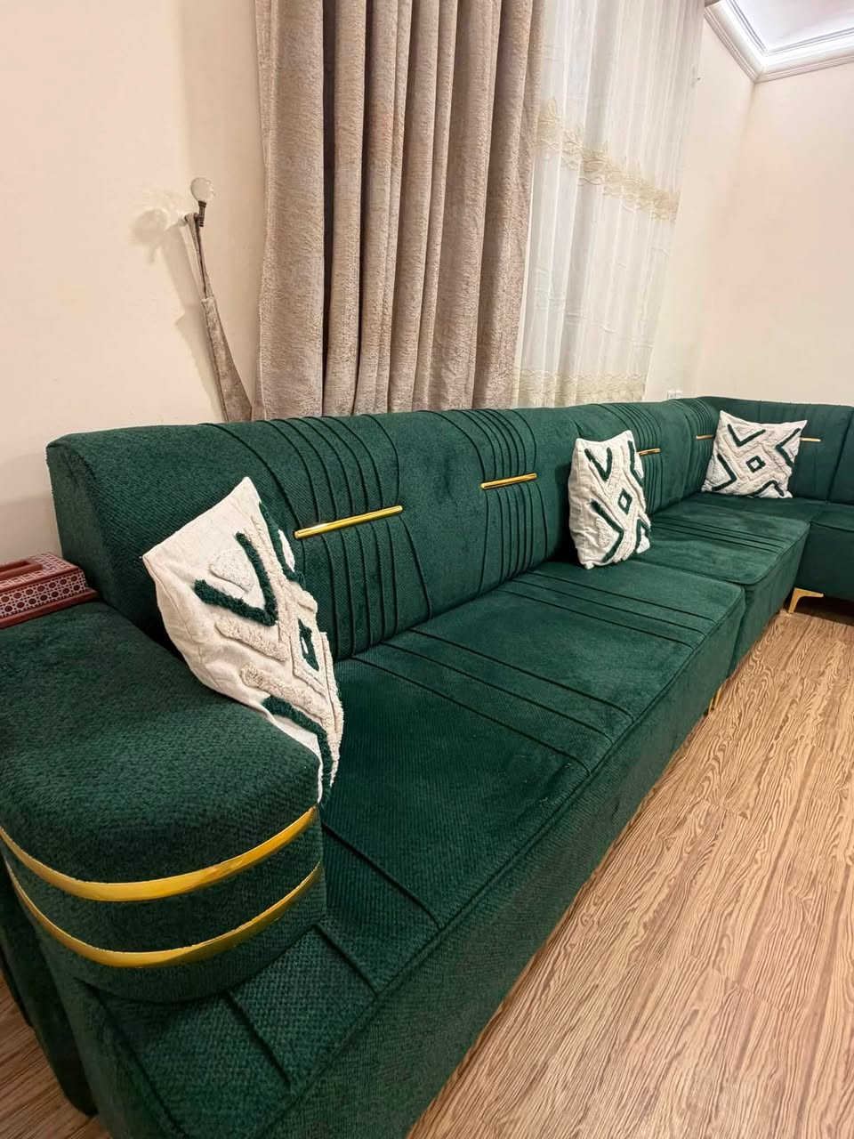 ✨ للبيع مجلس زاوية بحالة ممتازة ✨
تخم ديوان  تصميم مودرن ولونه أخضر غامق راقي، 

نظيف جدًا وما يحتاج أي صرف وبدون اي ضرر

عشر مقاعد 

✔️ القماش بحالة ممتازة

✔️ مريح وعملي

✔️ مع المخدات مثل الظاهرة بالصور

💰 السعر: 500 ألف وبي مجال .

مكان بغداد الغزالية

للاستفسار أو المعاينة الاتصال ع الرقم

***********
