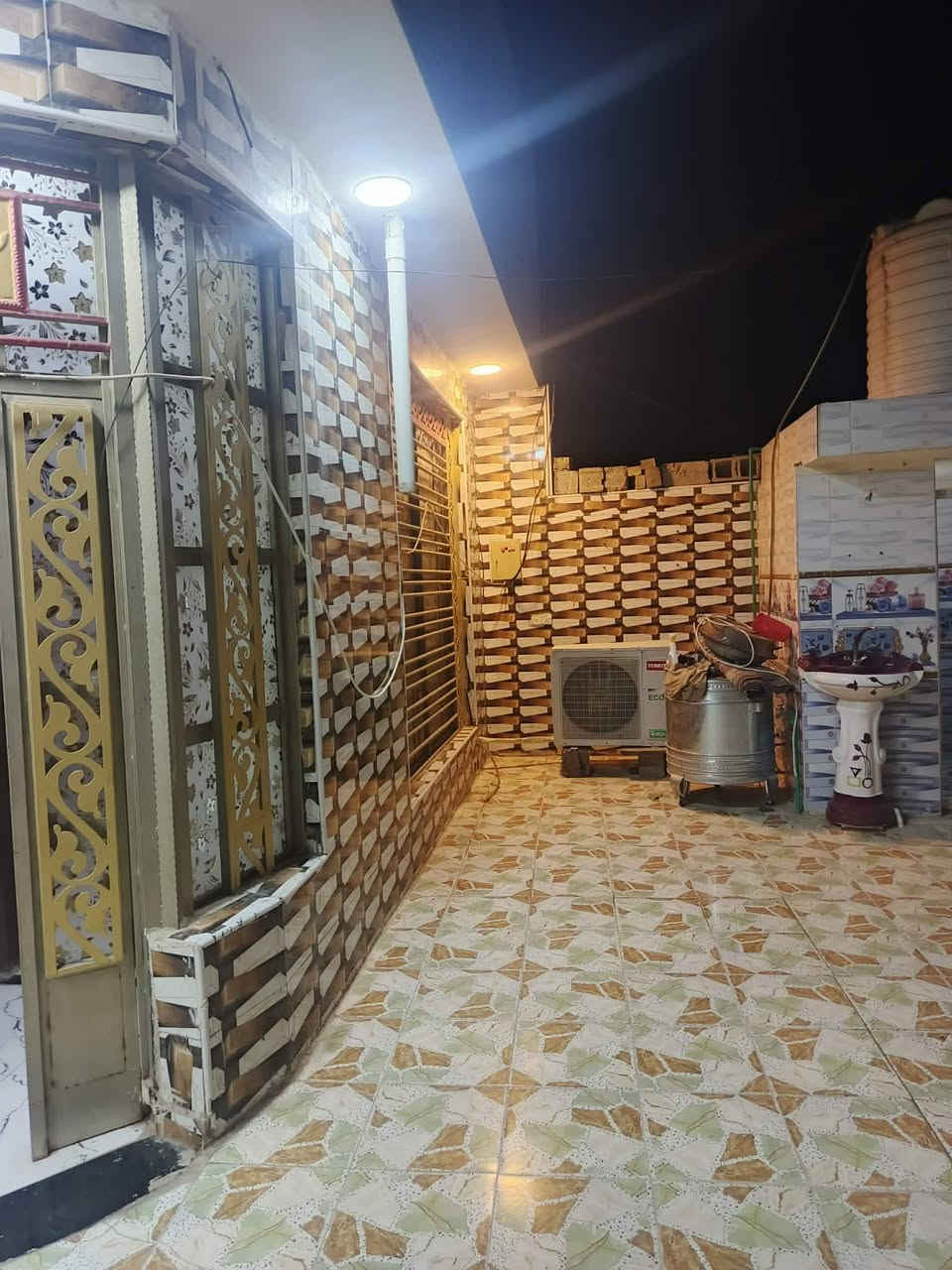 بيت للبيع مكانه دوانم خلف معرض سيراميك رحمان مقابيل معمل ثلج لجديد مساحه لبناء ميتين متر قرفتين وصاله ومنور استقبال وقطعه ميت متر من  ضمن لبيت ***********

