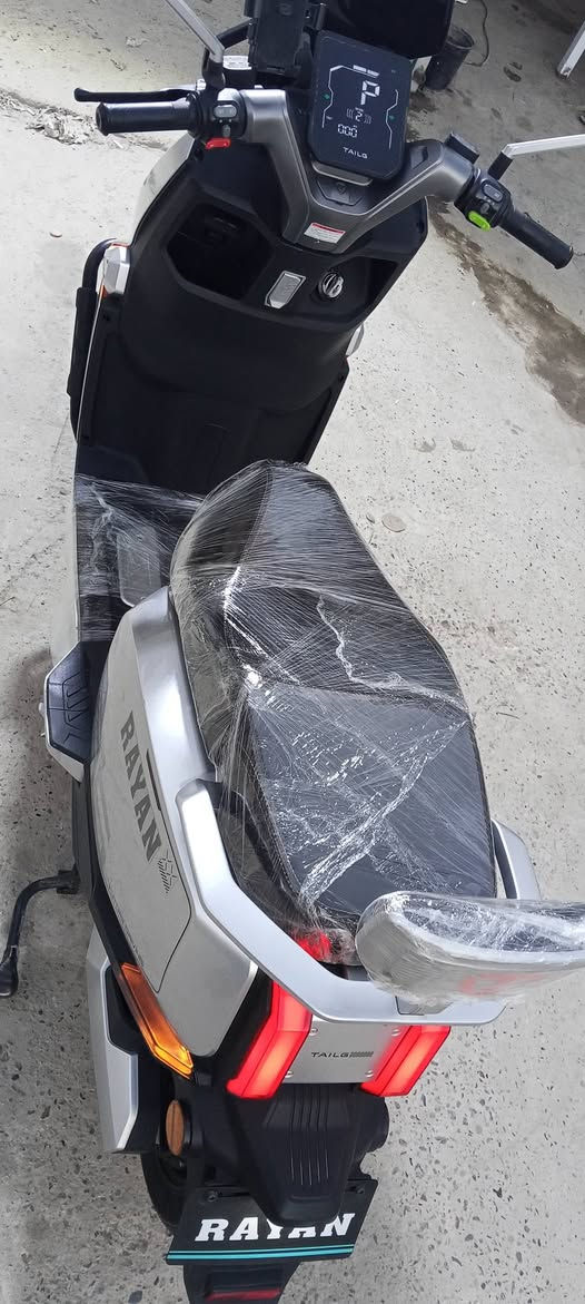 دراجة شحن ريان الصاعقة (تالج بي فايف الصاعقة)
بطارية ليثيوم 30 امبير  72 فولت
الدراجة موديل حديث وبيها تطبيقين
تطبيق يتحكم بالدراجة 
وتطبيق يتحكم بالبطارية
وبيها تشغيل عن طريق الموبايل يعني تكدر تشغلها بدون بصمة
بصمات 2 مع سويجاتهن الاحتياط
الدراجة بيها شلعة قوية لان ليثيوم وتكدر تقلل الشلعة من التطبيق وحتى السرعة تكدر تقللها

العنوان بغداد 
السعر 1,750٫000 وبيها مجال بسيط بغداد, العراق


**إذا كنت صاحب هذا الإعلان وتريد حذفه لأي سبب، رجاءا أرسل رسالة إلى الدعم الفني**