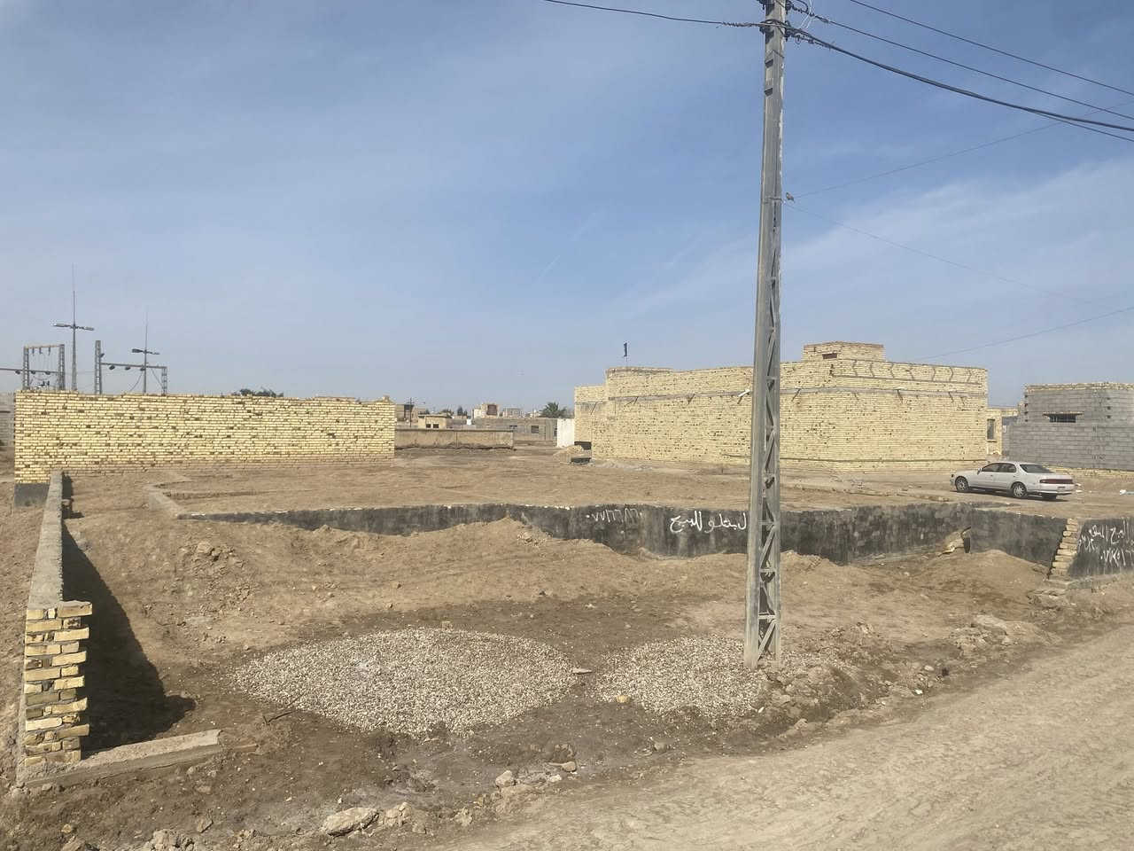 السلام عليكم بسبب عدم الالتزام بالوعود ,نشر لكم مرة أخرى
📍بتلو للبيع المساحة 312
يتكون من غرفتين 
1-غرفة 6x4 بالإضافة تحتوي على حمام متر 
2-غرفة 5x4 صافي 
3-مجمع صحي داخلي 4x3.5 صافي 
4-صالة داخلية  9.5x4 الدرج دائري 
5-استقبال 5x4 صافي 
6-مطبخ 4x5..5 صافي 
7.ديوانية 9x4صافية 
بالإضافة مجمع صحي خارجي  كذالك فية حوش  
🟥مكان البتلو مجمع الرفاة شارع النص , 
الماي والكهرباء  ومجاري ثقليه بالباب ,بالإضافة مشمول بالصب والتبليط 

*********** لمزيد من المعلومات
