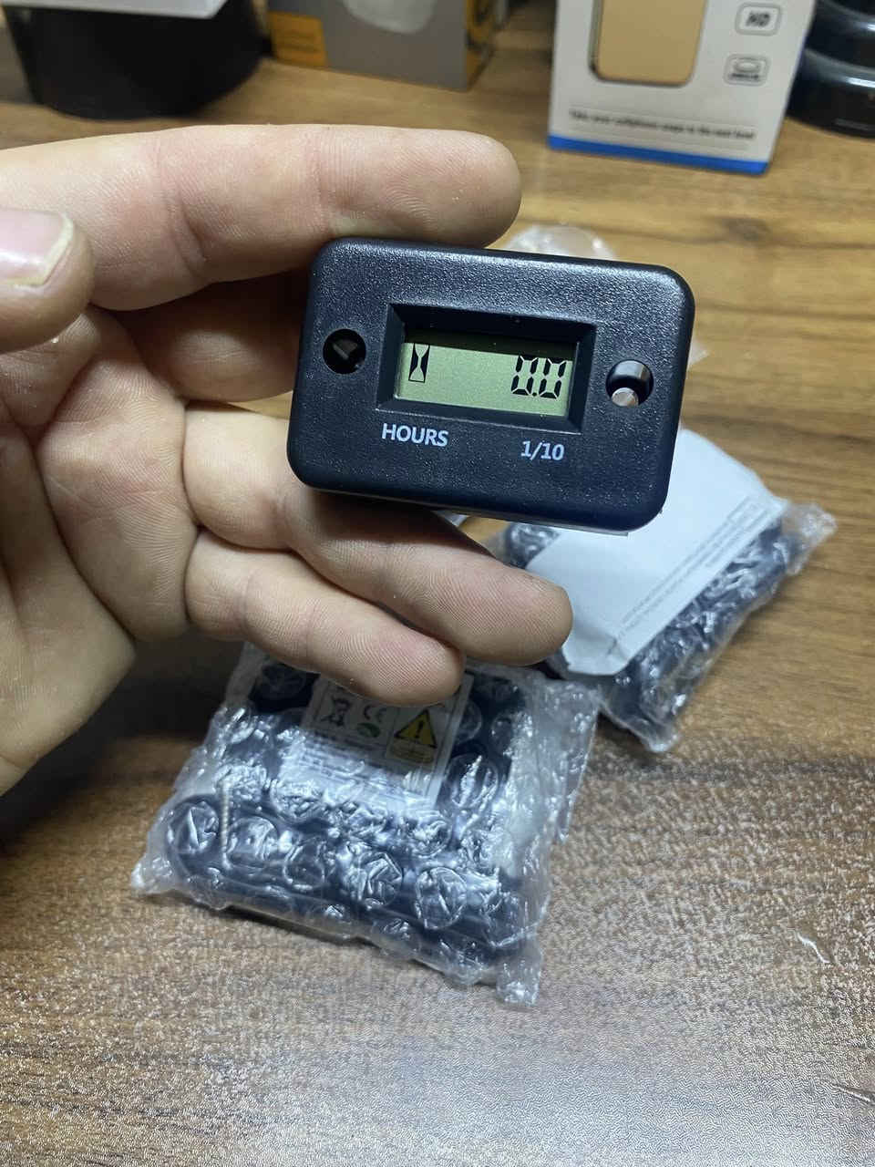 3 قطع 
كلهم ب10 الاف مع التوصيل قفل 
هذا الجهاز عبارة عن عداد ساعات إلكتروني رقمي (Digital Hour Meter) يُستخدم لحساب عدد ساعات عمل المحركات والمعدات.إليك تفاصيل طريقة عمله وقراءة الأرقام:آلية العمل والتركيبالتوصيل والتشغيل: يعتمد على مستشعر يتم لفه حول سلك شمعة الاحتراق (الشرارة) في المحرك، حيث يكتشف النبضات الكهربائية ويبدأ بالحساب تلقائياً عند تشغيل المحرك.الاستخدام الشائع: يُركب بكثرة على الدراجات النارية، المولدات الكهربائية، قوارب الصيد، ومعدات الحدائق لمتابعة مواعيد الصيانة الدورية (مثل تغيير الزيت والفلاتر).
#ابوهاجرامزون


**إذا كنت صاحب هذا الإعلان وتريد حذفه لأي سبب، رجاءا أرسل رسالة إلى الدعم الفني**