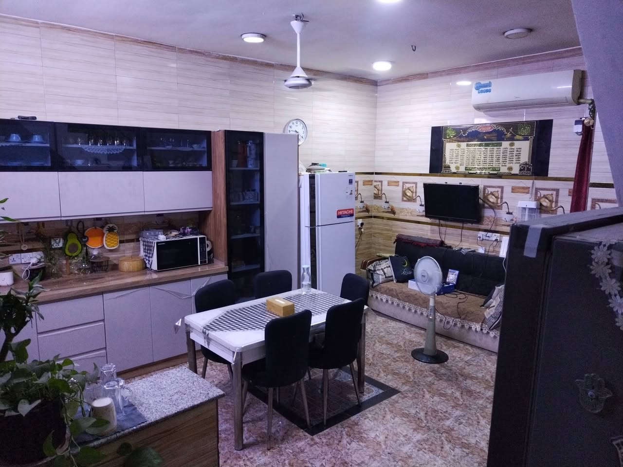السلام عليكم بيت طابو زراعي سند 25  مساحه 70 متر الواجهه 10×7 كامل بدون نقص عدا الواجهه طابوق يحتوي في الطابق الارضي على استقبال كبيره مع مطبخ وهول مع خدمات عدد2 وترك خلفي والطابق الثاني يحتوي على غرفتين سويتات ودرج للسطح الثاني وبيتونه. وللعلم يحتوي على خطين كهرباء وطني وخطين ماء اساله. العنوان الدوره ابو دشير شارع حسينية الثقلين قريب جدا من الطابو. للاستفسار الاتصال على الهاتف ***********
