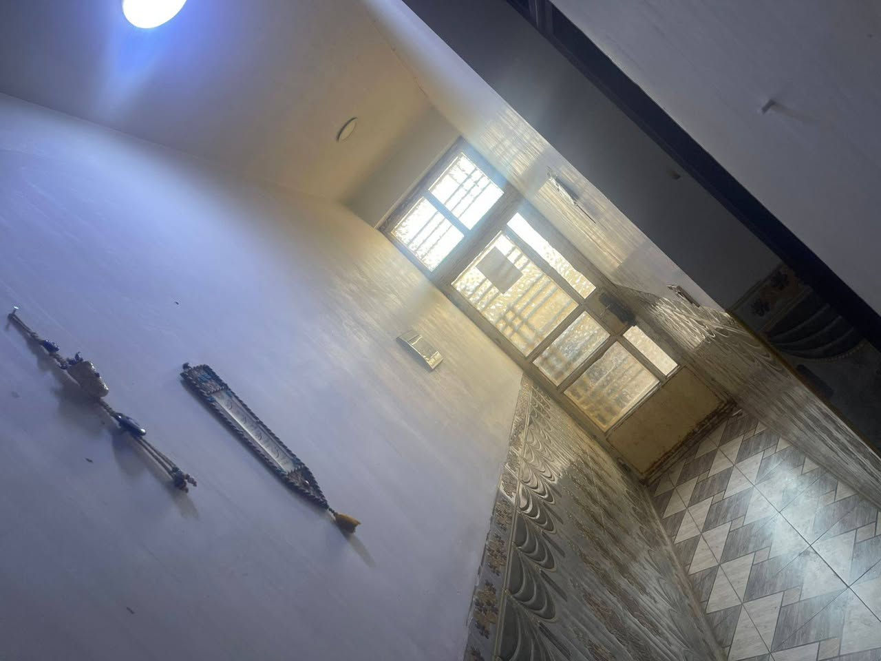 السلام عليكم 
بيت للبيع في منطقة الثعالبة الأولى العشرة الاف 
مساحة البيت 100 متر 
البناء ثلاثة طوابق والدرج خارجي لكل طابق 
السعر 165 مليون وبي مجال بسيط 
للاستفسار أكثر الاتصال على الرقم *********** بغداد, العراق
