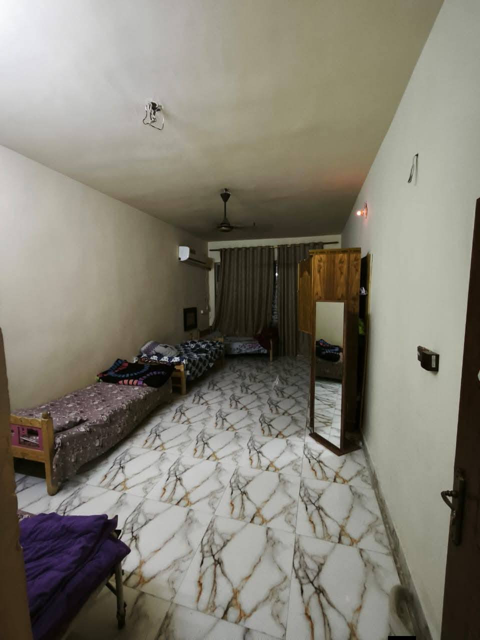 السلام عليكم بيت شارع ابو سمير ضهر الحشد مساحه النزال 17ونص واجهه 8ونص رقمي *********** وتساب ابو مرتضى الساعدي
