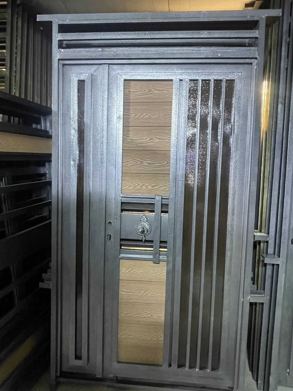 تحية طيبة يوجد لدينا كافة أنواع الأبواب والشبابيك الحديد والخشب الحديثة بأجود الأنواع وجميع القياسات العنوان الرفاعي 
قرب جامع رمثان ***********
