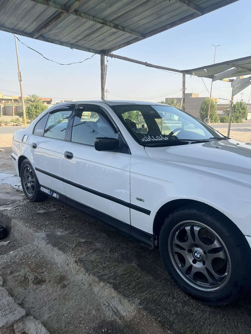 سلام عليكم بي ام صقر 528
موديل 96 
تبريد ثلج 
حداديه جديده 
دبلات جدد 
محرك كير كفاله لا بخار ولا تنقيص 
تايرات جدد 5 تايرات 
سياره ضربتهه جاملغ خلفي بي معجون 

سعرهه 60 بيهه مجال 

او مراوس حسب القناعه 

لاستفسار خاص او رقم ***********

مكان سياره واسط
