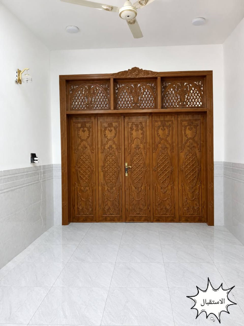 🔴🔴 دار { للبيع } النجف الأشرف 🔴🔴
                {حي النداء }
                { طابو صرف }
--------------------------------------------------------------------------
المساحة    {  100 متر  }
السعر        { 44 مليون تطلوعة } 
                { مطلوب للمصرف العقاري 100}  
الموقع       {  قرب مول الاميرات  }  
عرض الشارع {  15 }
--------------------------------------------------------------------------
يتكون من طابق ونصف:
الطابق الاول // استقبال + صالة + مطبخ + صحيات داخلية وخارجية + غرفة نوم . 
الطابق الثاني // صالة + غرفة نوم.
--------------------------------------------------------------------------
ملاحظة// المنزل صب كونكريتي بناء فوق الدرجة الاولى ممتاز جداً + الارضية بورسلين + الجدار سيراميك + عرض شارع المنزل 15 متر، المنزل قريب جداً على شارع المجمعات.
--------------------------------------------------------------------------
للاستفسار الاتصال على الارقام
التالية { أو } الاتصال على الواتساب
 { أو } زيارة المكتب   
  
***********
‏‪***********‬‏
--------------------------------------------------------------------------
موقع المكتب  :
 اضغط على الرابط المثبت في السيرة أعلاه // الفرع امام عمود ٥٤، امام الجوهرة مول.
--------------------------------------------------------------------------
تريد تبيع بيت او عرصة اتصل
على الرقم المثبت في البايو او مراسلتنا
 عن طريق الصفحه او اضغط على
 الرابط
--------------------------------------------------------------------------
 https://www.facebook.com/share/1E1onzQt66/
