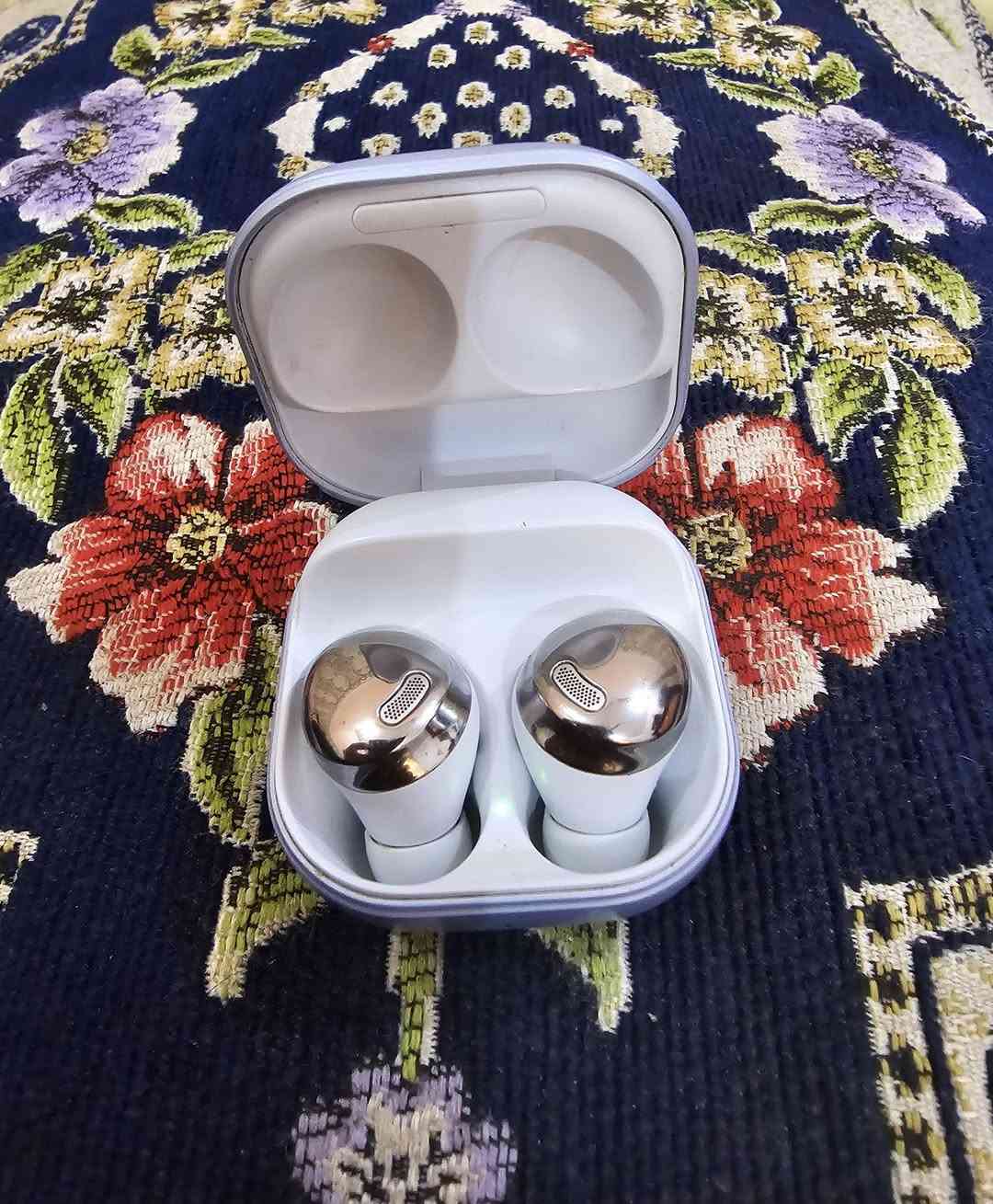 Samsung Galaxy buds pro للبيع
السماعة نظيفة كلش مع كامل ملحقاتها 
-نظام عزل الضوضاء active noise cancelling 
-بطارية من ٥ الى ١٨ ساعة استخدام 
-مقاومة للماء بمعيارية ipx7 
-تدعم اللمس 
-تحتوي على ثنين مايكروفون للاتصال 
وباقي المميزات الاضافية وبيها اكثر من نمط لتشغيل الموسيقى والتحكم بيها عن طريق تطبيق واتساب  ***********
