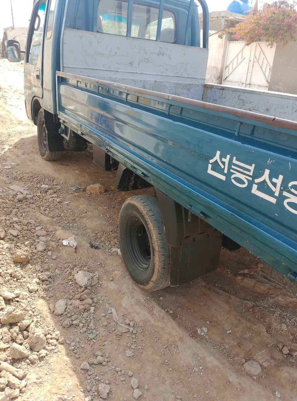 السلام عليكم كيا معروضه للبيع موديل 2001 رقم بغداد تحويل مباشر الثانويه لل 28 سعر 58.      عنوان واسط ***********
