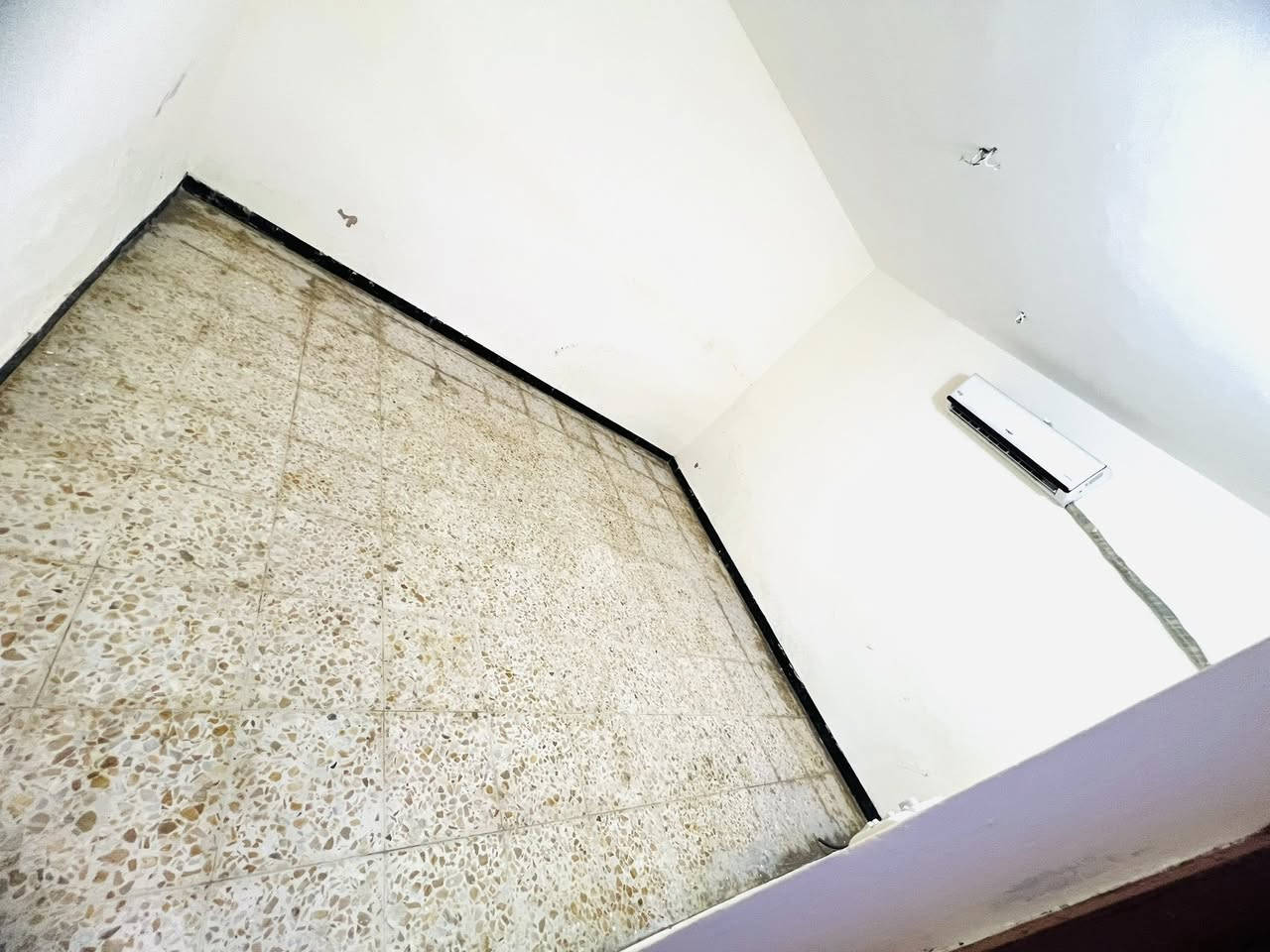 السلام عليكم دار للبيع مساحه ١٠٠متر قرب مجمع بنين  قريبه على شارع على عام نافذ كامل من كل النواحي بياض وسيراميك وشتايكر يتضمن استقبال وصاله مطبخ وصحيات الغرفه طوله خمسه في اربعه  الاستقبال سته في اربعه بيع سريع بسعر معقول الشراي يتصل ويدلل ملاحه البيت قرار ٢٥ موجود كل الخدمات خطين مي  استفسار*********** وبي واتساب وما متواجد على الفيس الشراي يتصل
